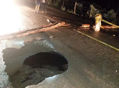 Las lluvias intensas que se registran en la sierra de la región Áncash causaron un forado en la carretera Casma-Huaraz. ANDINA/Difusión