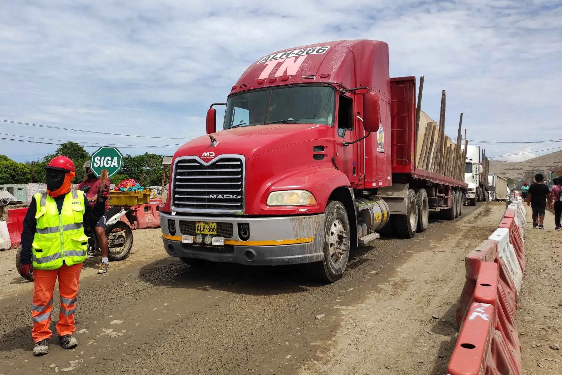 Continúa el tránsito de vehículos pesados y livianos por el puente Sechín, ubicado en la carretera Panamericana Norte, en la provincia de Casma, región Áncash. Foto: ANDINA/ Daniel Bracamonte