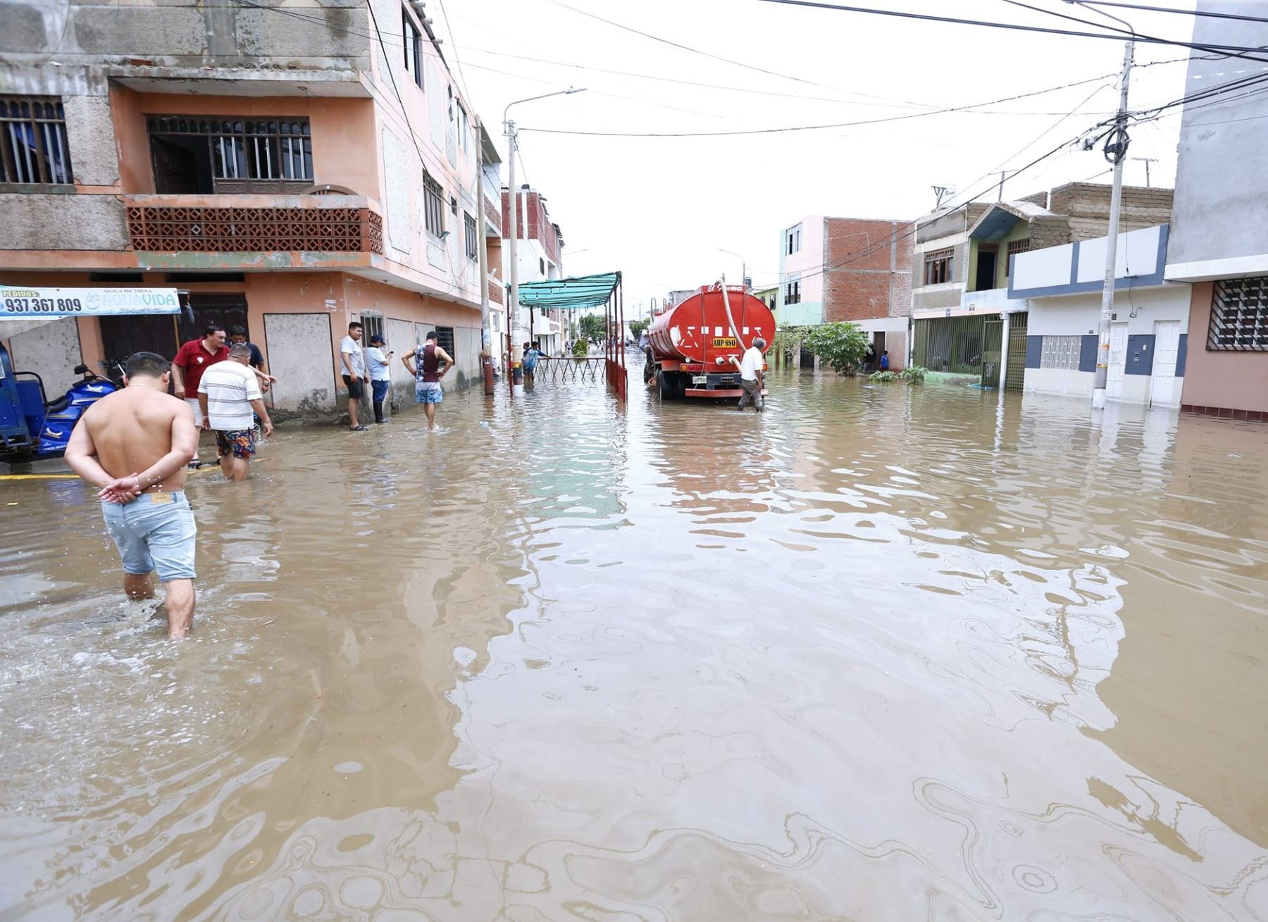 Un total de 300 viviendas de la ciudad de Chimbote quedaron destruidas por la lluvia torrencial que se registró el martes 14, otras 700 casas resultaron afectadas.