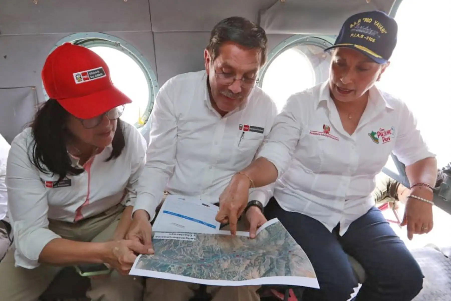 Presidenta Dina Boluarte y ministros de Estado, sobrevuelan las zonas afectadas por la activación del cauce norte del río Chilca en Pucusana y por la activación de la quebrada Malanche en Punta Hermosa. Foto: ANDINA/ Prensa Presidencia