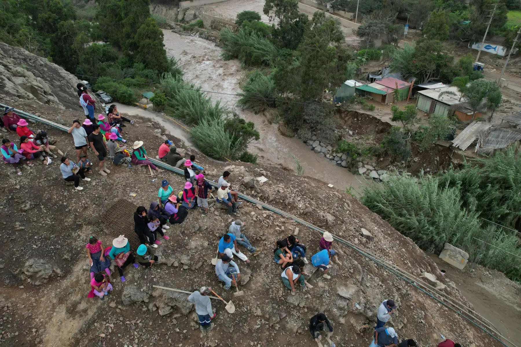 Pobladores se refugian en las partes altas de los cerros tras la caída de un huaico, afectando las laderas del Puente Manchay en el Sector Tambo Inga entre Pachacamac y Cieneguilla. Foto: ANDINA/ Braian Reyna