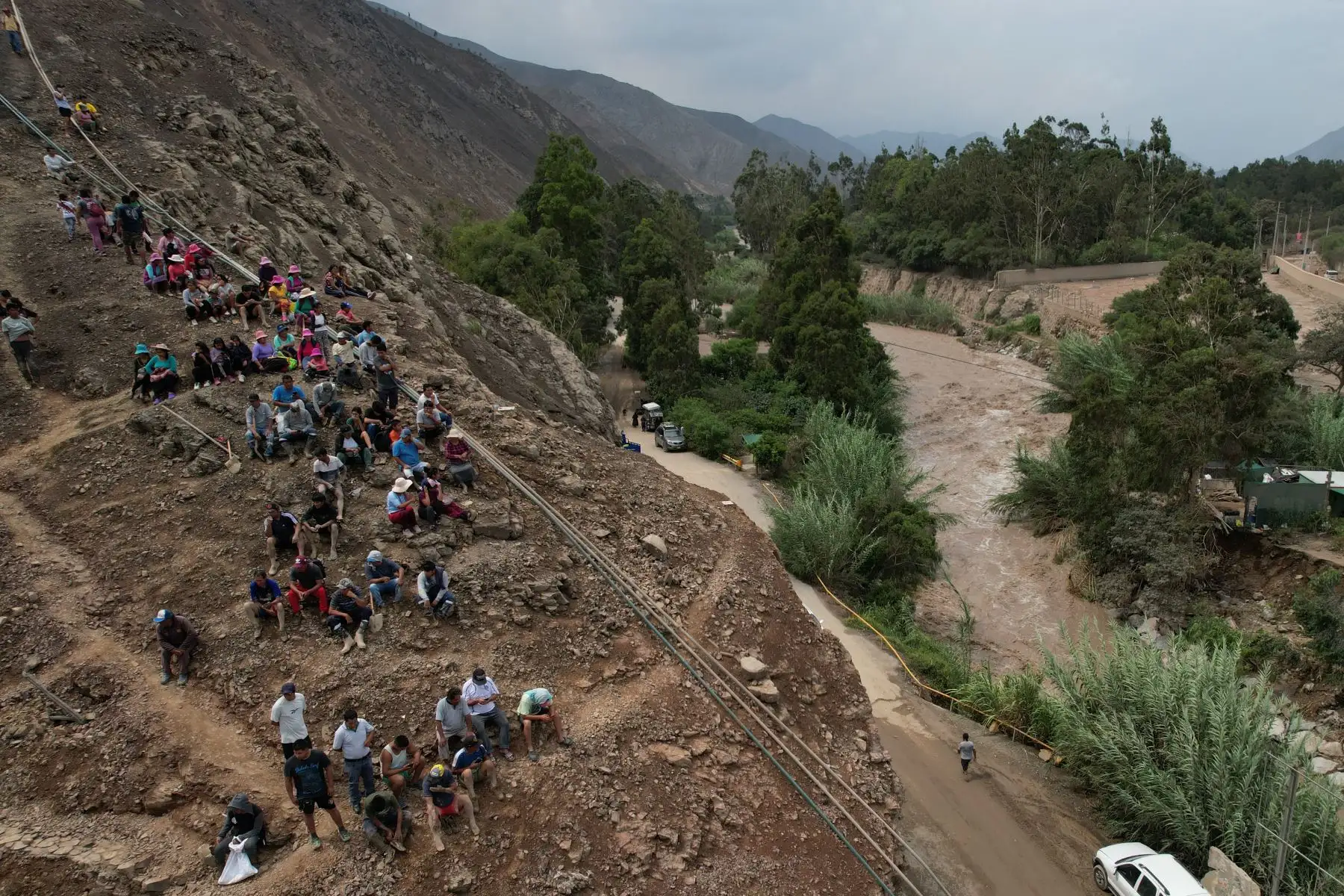 Pobladores se refugian en las partes altas de los cerros tras la caída de un huaico, afectando las laderas del Puente Manchay en el Sector Tambo Inga entre Pachacamac y Cieneguilla. Foto: ANDINA/ Braian Reyna