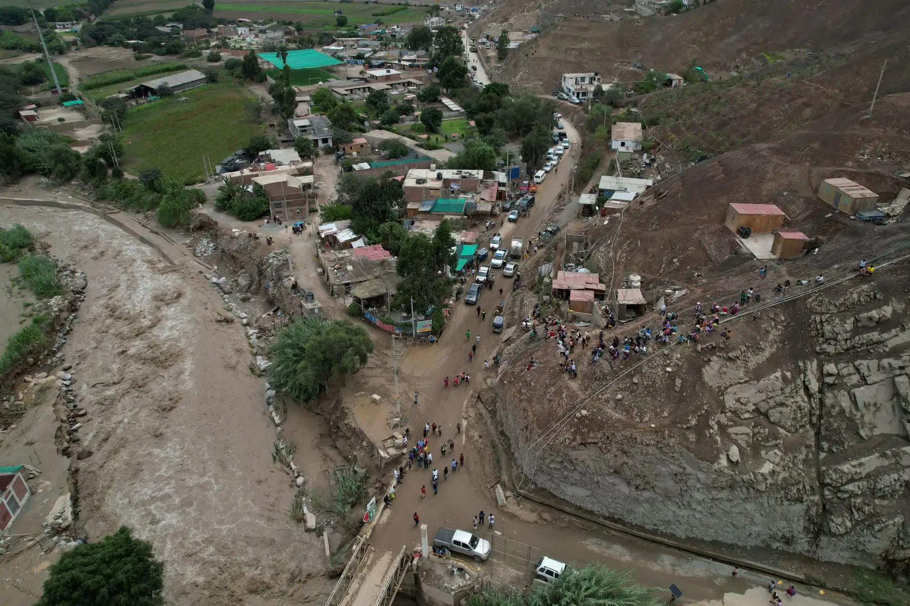 Pobladores se refugian en las partes altas de los cerros tras la caída de un huaico, afectando las laderas del Puente Manchay en el Sector Tambo Inga entre Pachacamac y Cieneguilla. Foto: ANDINA/ Braian Reyna