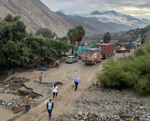 Decenas de vehículos procedentes de Ayacucho se encuentran aislados debido a la caída de un huaico que restringe el tránsito en la vía Los Libertadores. ANDINA/Difusión