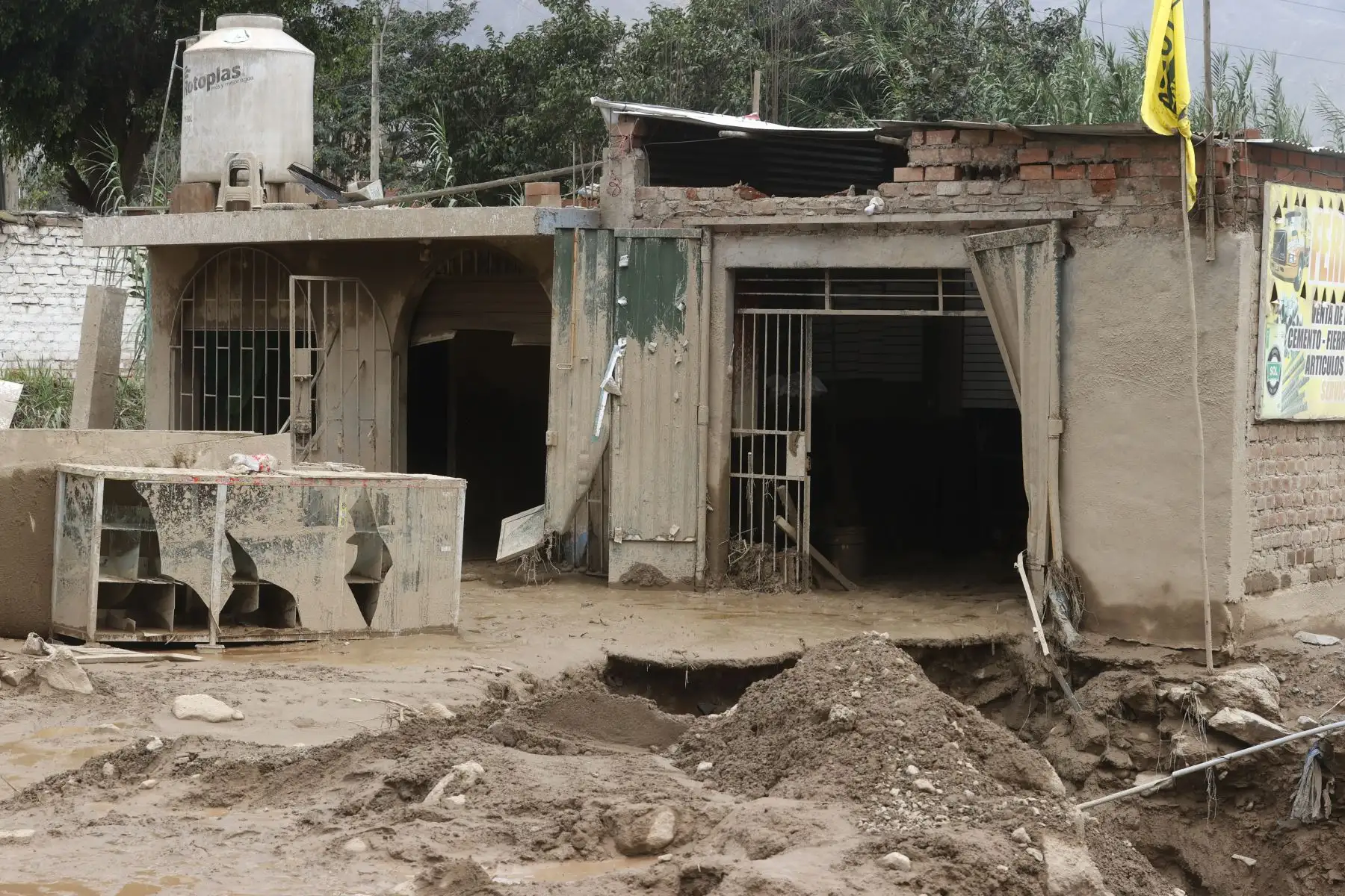 Pobladores se refugian en las partes altas de los cerros tras la caída de un huaico, afectando las laderas del Puente Manchay en el Sector Tambo Inga entre Pachacamac y Cieneguilla. Foto: ANDINA/Vidal Tarqui