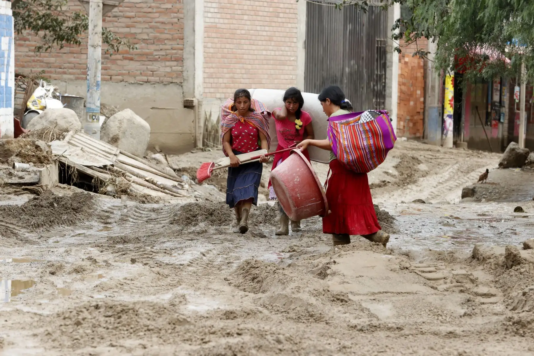 Los efectos catastróficos de los huaicos, deslizamientos, desbordes de ríos e inundaciones producidos por las torrenciales lluvias no solo ocasionan enormes daños personales y materiales, sino que pueden generar diversas  enfermedades infecciosas que amenazan la salud de la población afectada por estos desastres. ANDINA/Vidal Tarqui