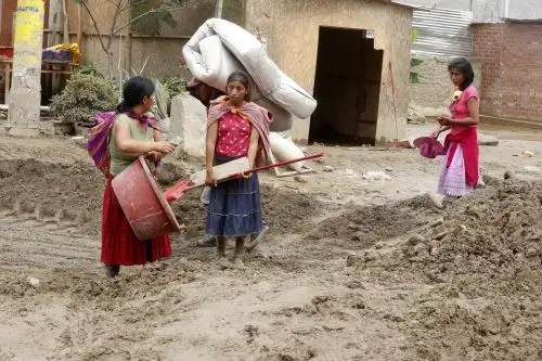 La ocurrencia de huaicos, deslizamientos, desbordes e inundaciones han generado condiciones para la aparición de zancudos que son portadores de enfermedades como el dengue, la fiebre chikunguña, el zika y la malaria, entre otras  que amenazan a las poblaciones damnificadas y afectadas por estos desastres naturales. ANDINA/Vidal Tarqui
