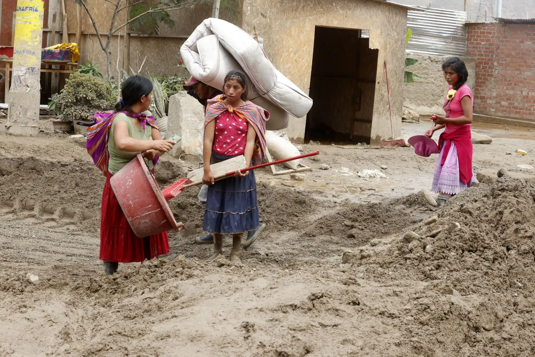 Pobladores se refugian en las partes altas de los cerros tras la caída de un huaico, afectando las laderas del Puente Manchay en el Sector Tambo Inga entre Pachacamac y Cieneguilla. Foto: ANDINA/Vidal Tarqui