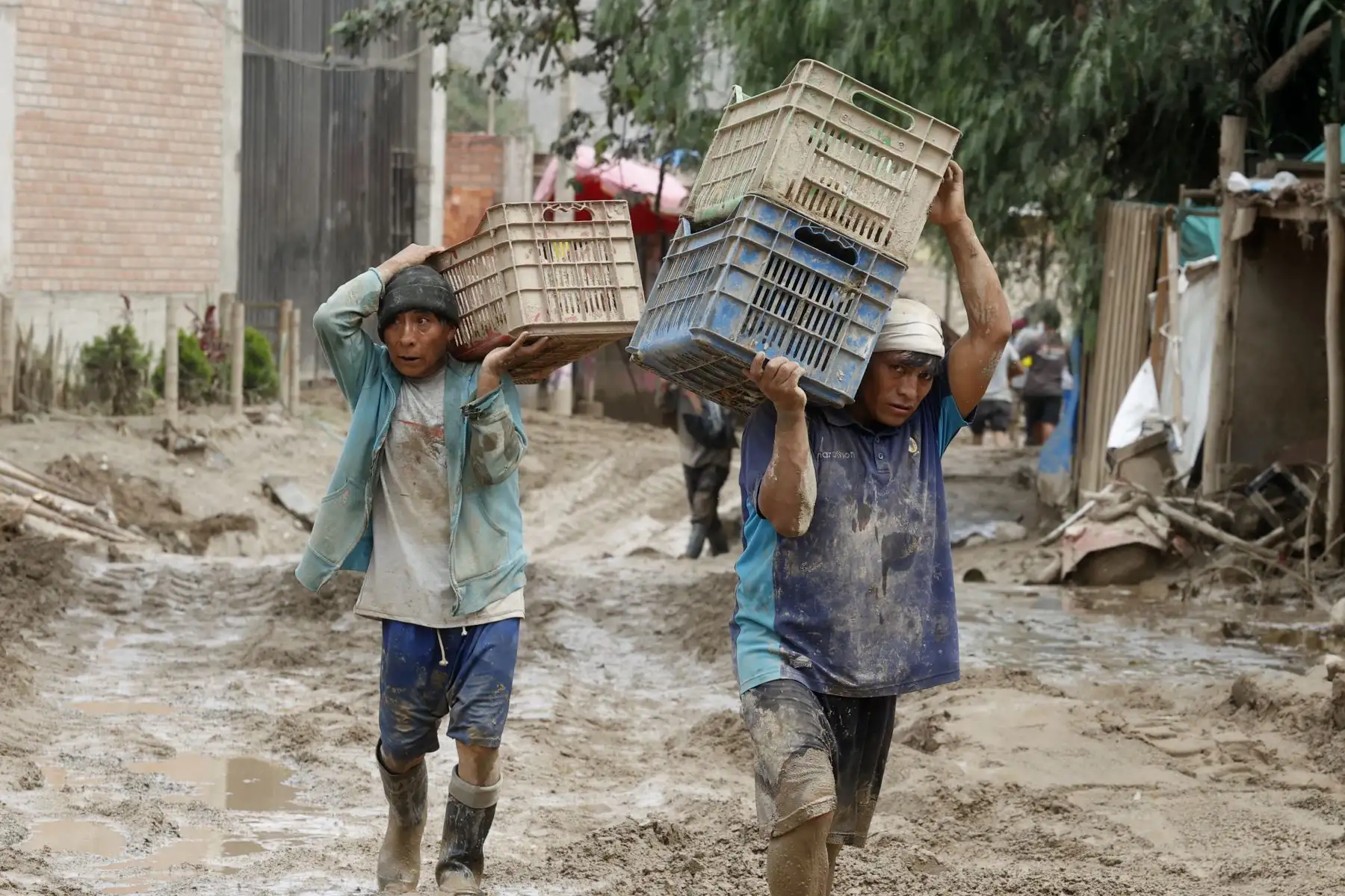 Pobladores se refugian en las partes altas de los cerros tras la caída de un huaico, afectando las laderas del Puente Manchay en el Sector Tambo Inga entre Pachacamac y Cieneguilla. Foto: ANDINA/Vidal Tarqui