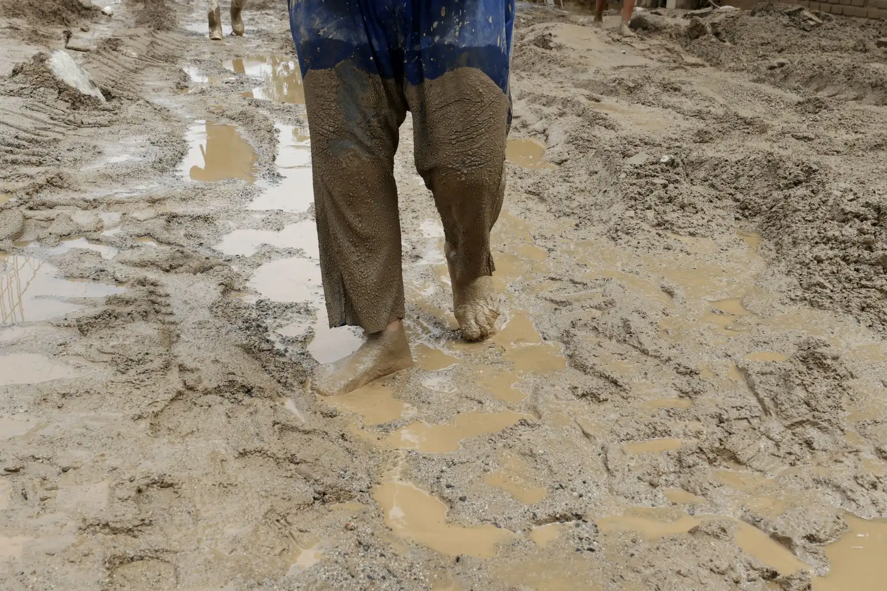 Pobladores se refugian en las partes altas de los cerros tras la caída de un huaico, afectando las laderas del Puente Manchay en el Sector Tambo Inga entre Pachacamac y Cieneguilla. Foto: ANDINA/Vidal Tarqui