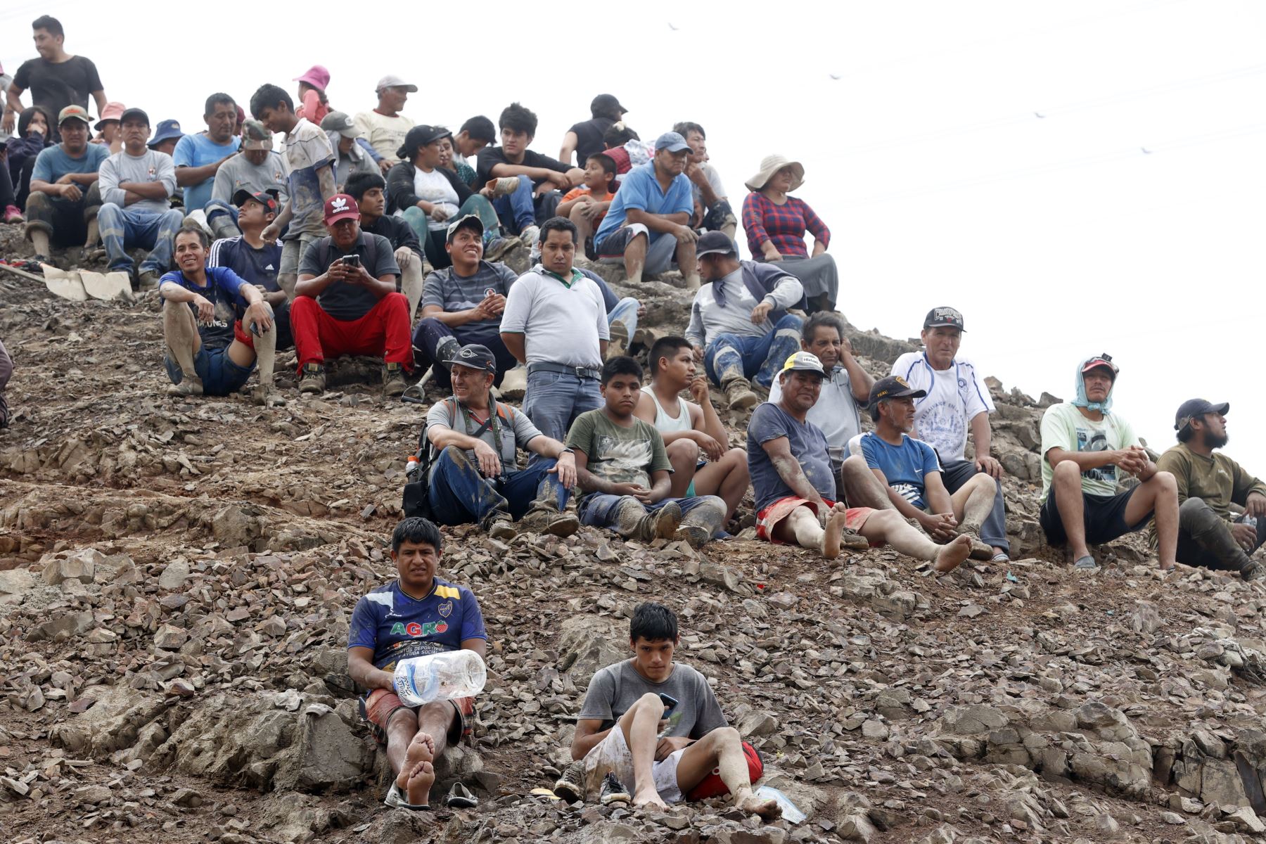 Pobladores se refugian en las partes altas de un cerro tras la caída de un huaico que afectó las laderas del puente Manchay, en el sector Tambo Inga, entre Pachacámac y Cieneguilla. Foto: ANDINA/Vidal Tarqui.