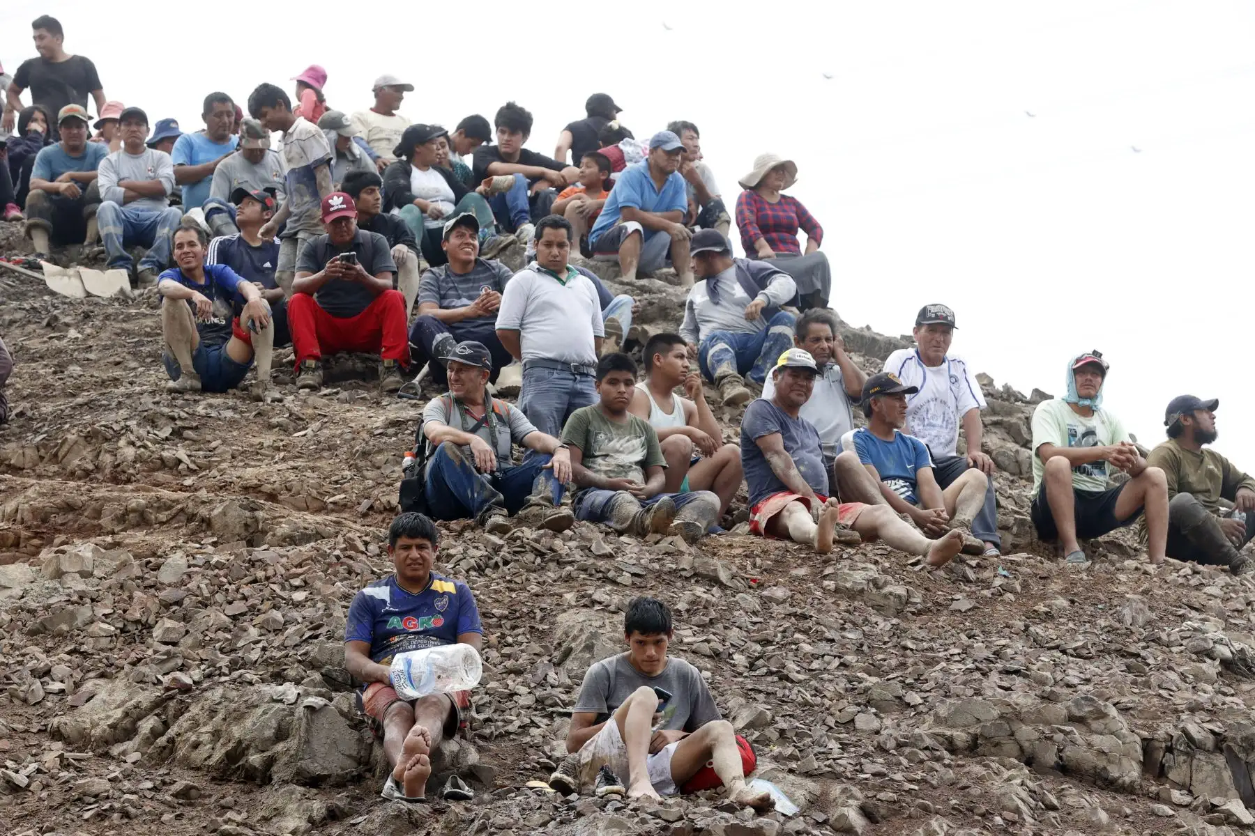 Pobladores se refugian en las partes altas de los cerros tras la caída de un huaico, afectando las laderas del Puente Manchay en el Sector Tambo Inga entre Pachacamac y Cieneguilla. Foto: ANDINA/Vidal Tarqui