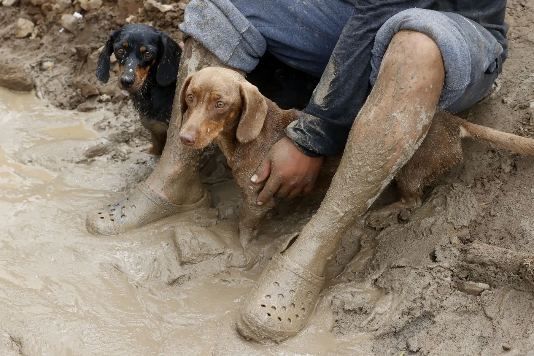 Pobladores se refugian en las partes altas de los cerros tras la caída de un huaico, afectando las laderas del Puente Manchay en el Sector Tambo Inga entre Pachacamac y Cieneguilla. Foto: ANDINA/Vidal Tarqui