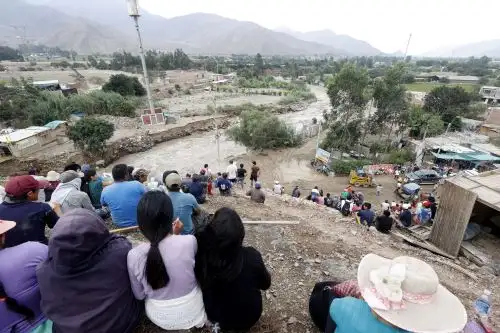 Pobladores se refugian en las partes altas de los cerros tras la caída de un huaico, afectando las laderas del Puente Manchay en el Sector Tambo Inga entre Pachacamac y Cieneguilla. Foto: ANDINA/Vidal Tarqui