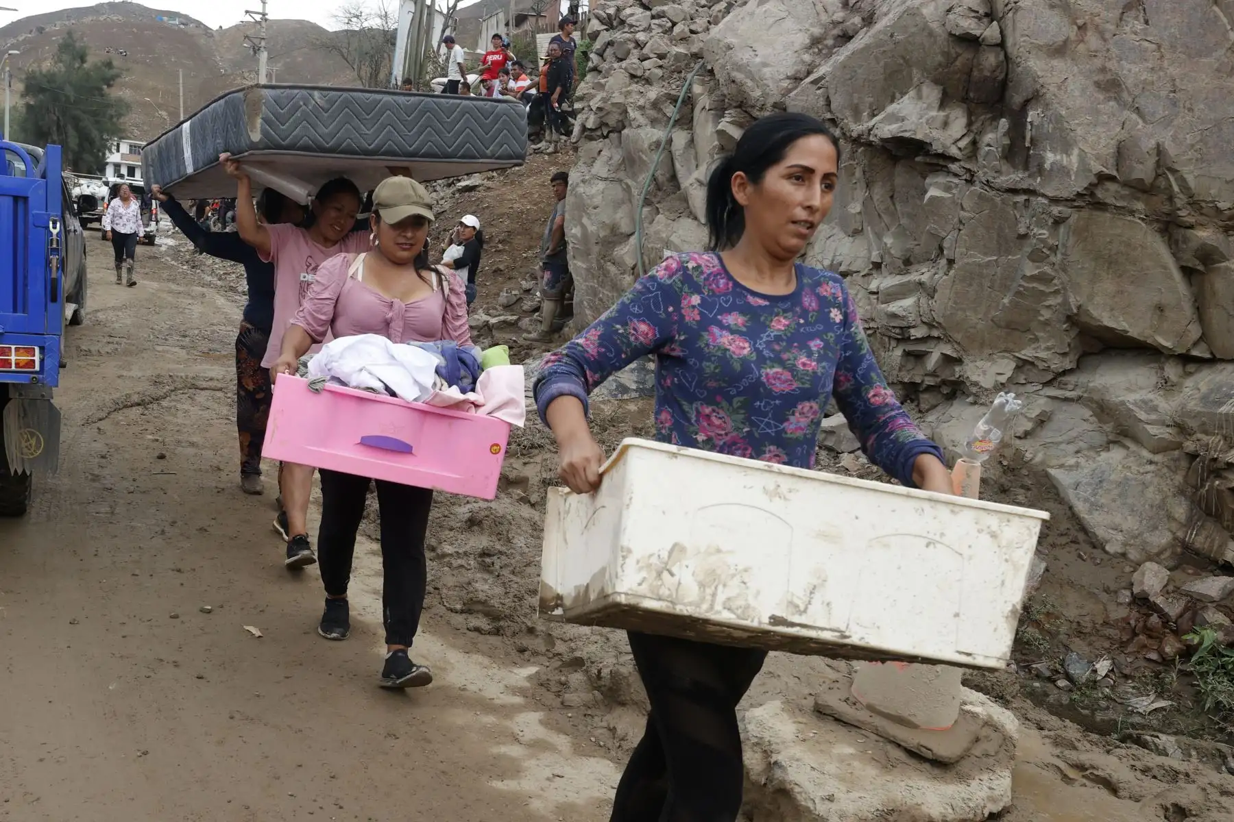 Pobladores se refugian en las partes altas de los cerros tras la caída de un huaico, afectando las laderas del Puente Manchay en el Sector Tambo Inga entre Pachacamac y Cieneguilla. Foto: ANDINA/Vidal Tarqui