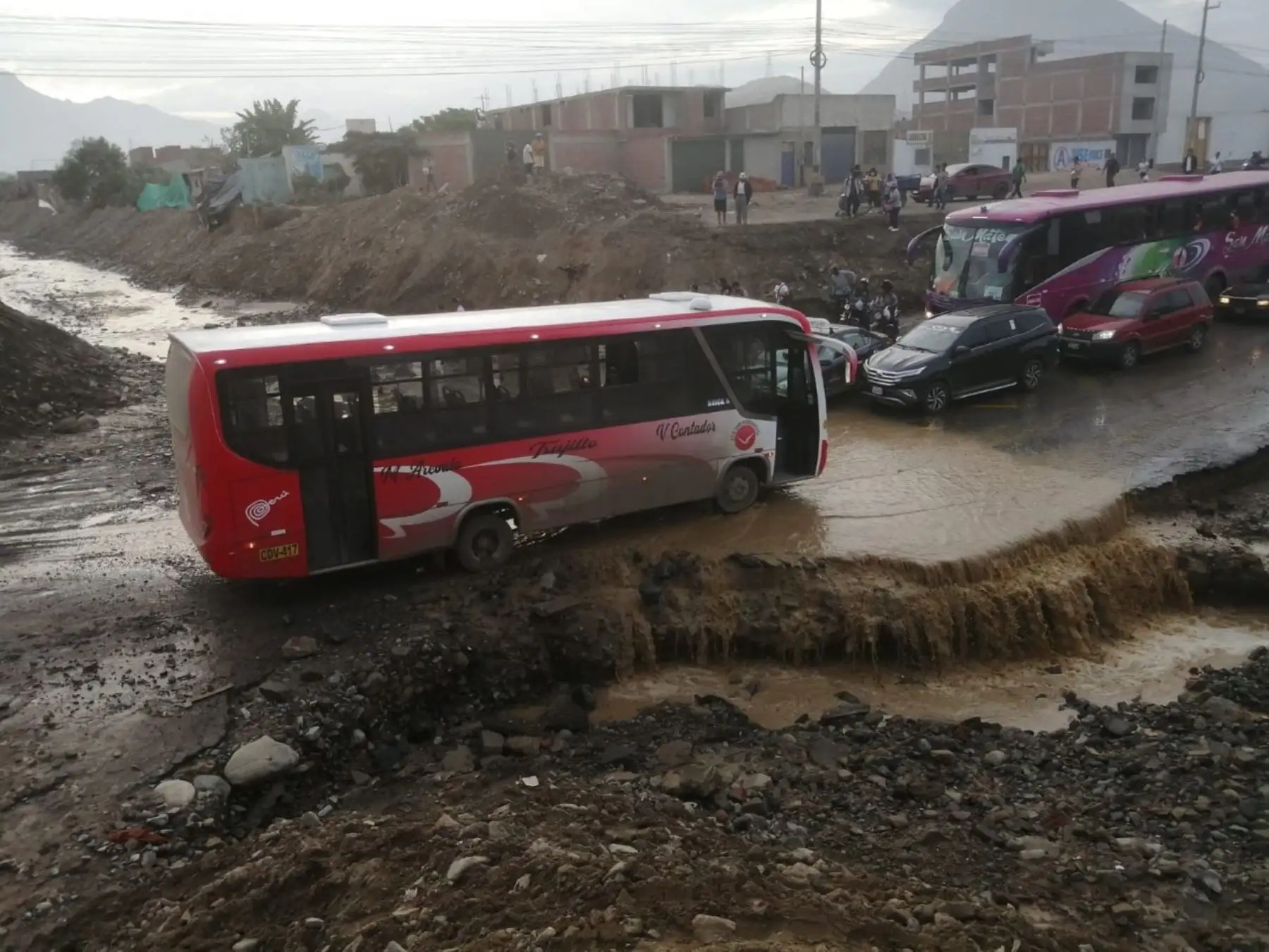 Las lluvias intensas que se registraron los últimos días en La Libertad provocaron la activación de la quebrada El León y el torrente de aguas causó daños en la Panamericana Norte y afectó el tránsito en la ciudad de Trujillo. Foto cortesía: Paulo Ninatanta Plasencia de Despierta Milagro