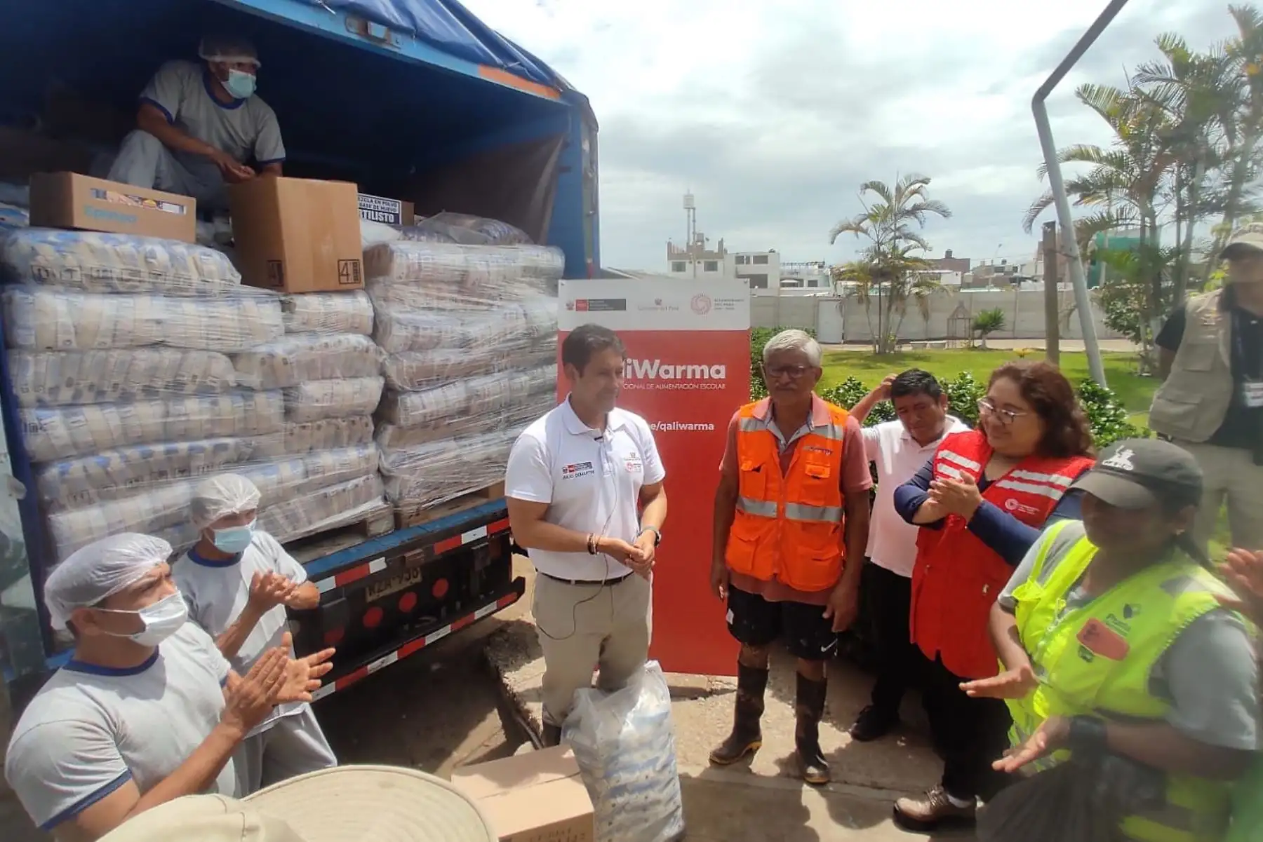 El Midis entregó alimentos del programa Qali Warma al distrito de Punta Hermosa para la atención de los usuarios de las ollas comunes. Foto: MIDIS/Difusión.