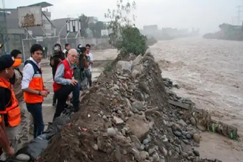 El ministro Óscar Becerra supervisó las acciones ejecutadas para evitar el desborde del río Rímac con el titular del Interior, Vicente Romero, y el alcalde Jesús Maldonado.