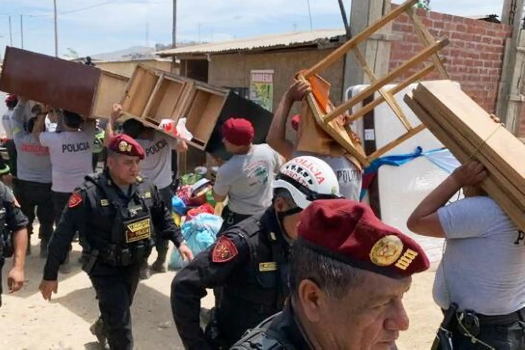 PNP rescata y auxilia a más de 1,300 damnificados por huaicos y desbordes en Lima. Foto: ANDINA/Difusión.