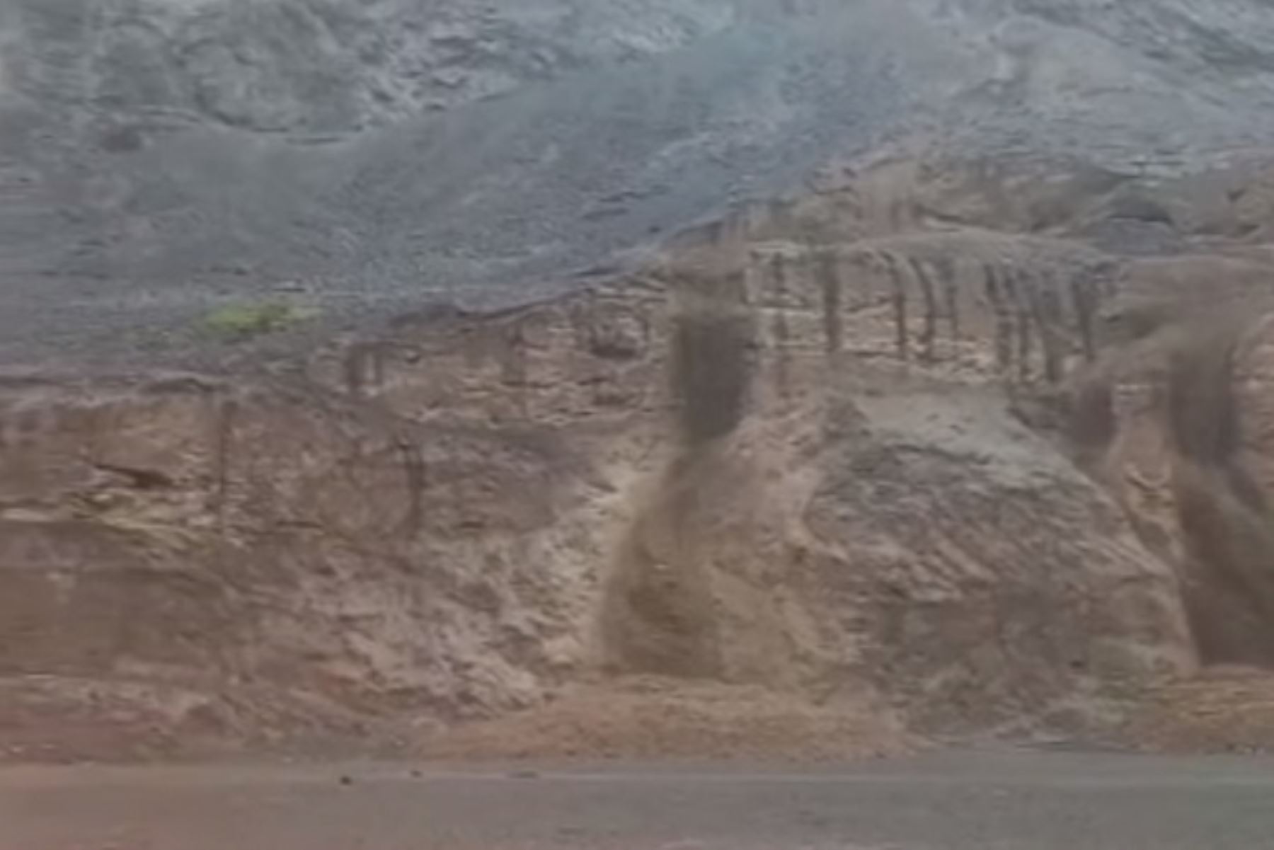 Profesionales del centro de salud de Huachos y docentes tienen dificultades para desplazarse por la caída de rocas y la activación de las quebradas.