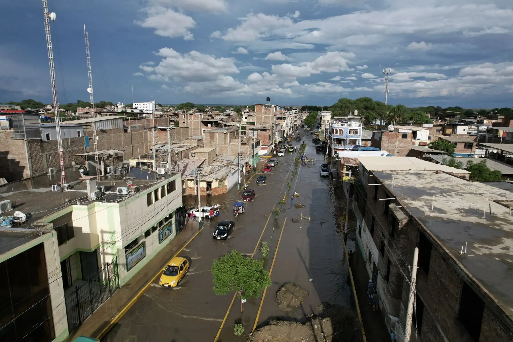 Una torrencial lluvia de una hora aproximadamente inundó las principales calles del Centro de Piura y Castilla. Los vecinos se vieron sorprendidos  por el incremento del caudal del Río Piura. Foto: ANDINA/Ricardo Cuba