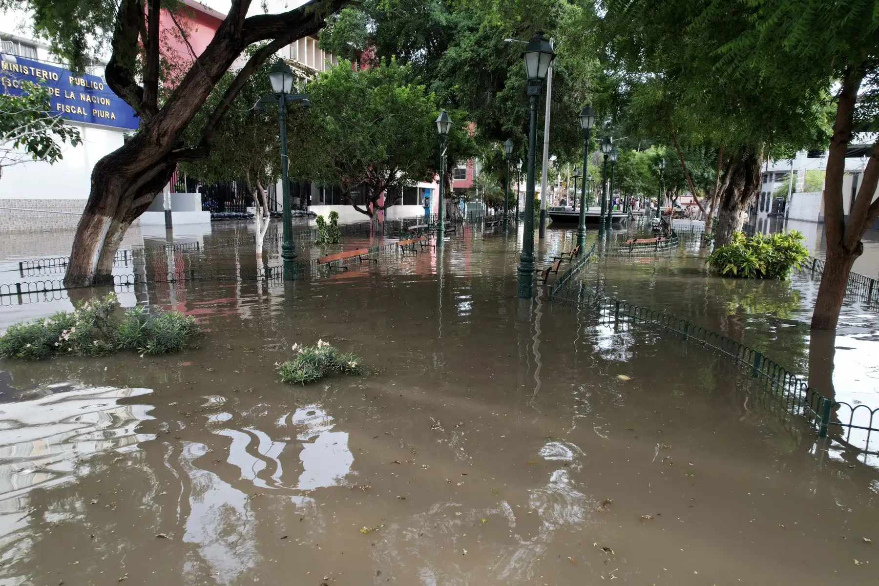 Una torrencial lluvia de una hora aproximadamente inundó las principales calles del Centro de Piura y Castilla. Los vecinos se vieron sorprendidos  por el incremento del caudal del Río Piura. Foto: ANDINA/Ricardo Cuba