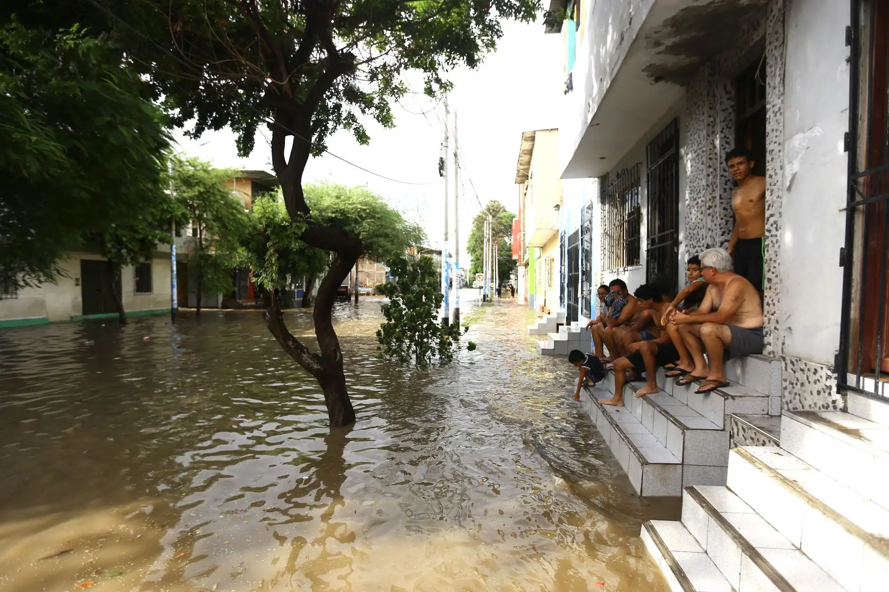 Una torrencial lluvia de una hora aproximadamente inundó las principales calles del Centro de Piura y Castilla. Los vecinos se vieron sorprendidos  por el incremento del caudal del Río Piura. Foto: ANDINA/Ricardo Cuba