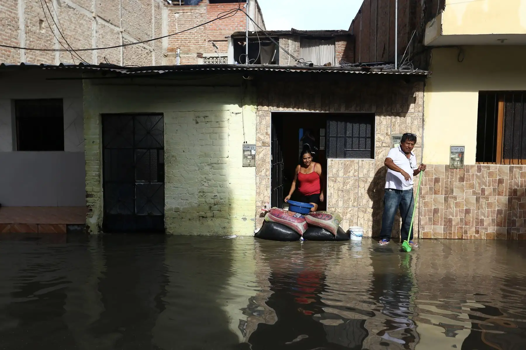 Una torrencial lluvia de una hora aproximadamente inundó las principales calles del Centro de Piura y Castilla. Los vecinos se vieron sorprendidos  por el incremento del caudal del Río Piura. Foto: ANDINA/Ricardo Cuba