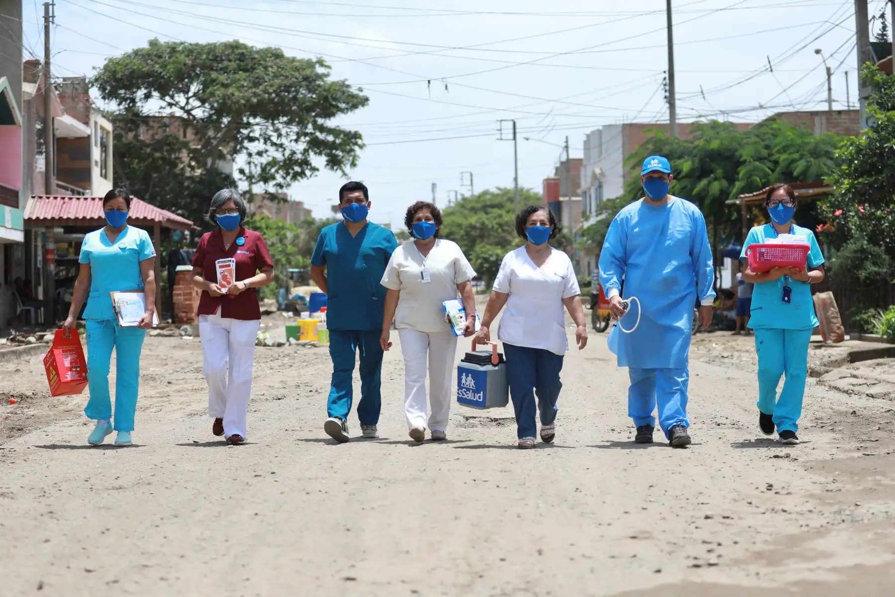 Brigadas médicas de EsSalud llevan atención a familias afectadas por las lluvias y desbordes en La Libertad. Foto: EsSalud/Difusión.