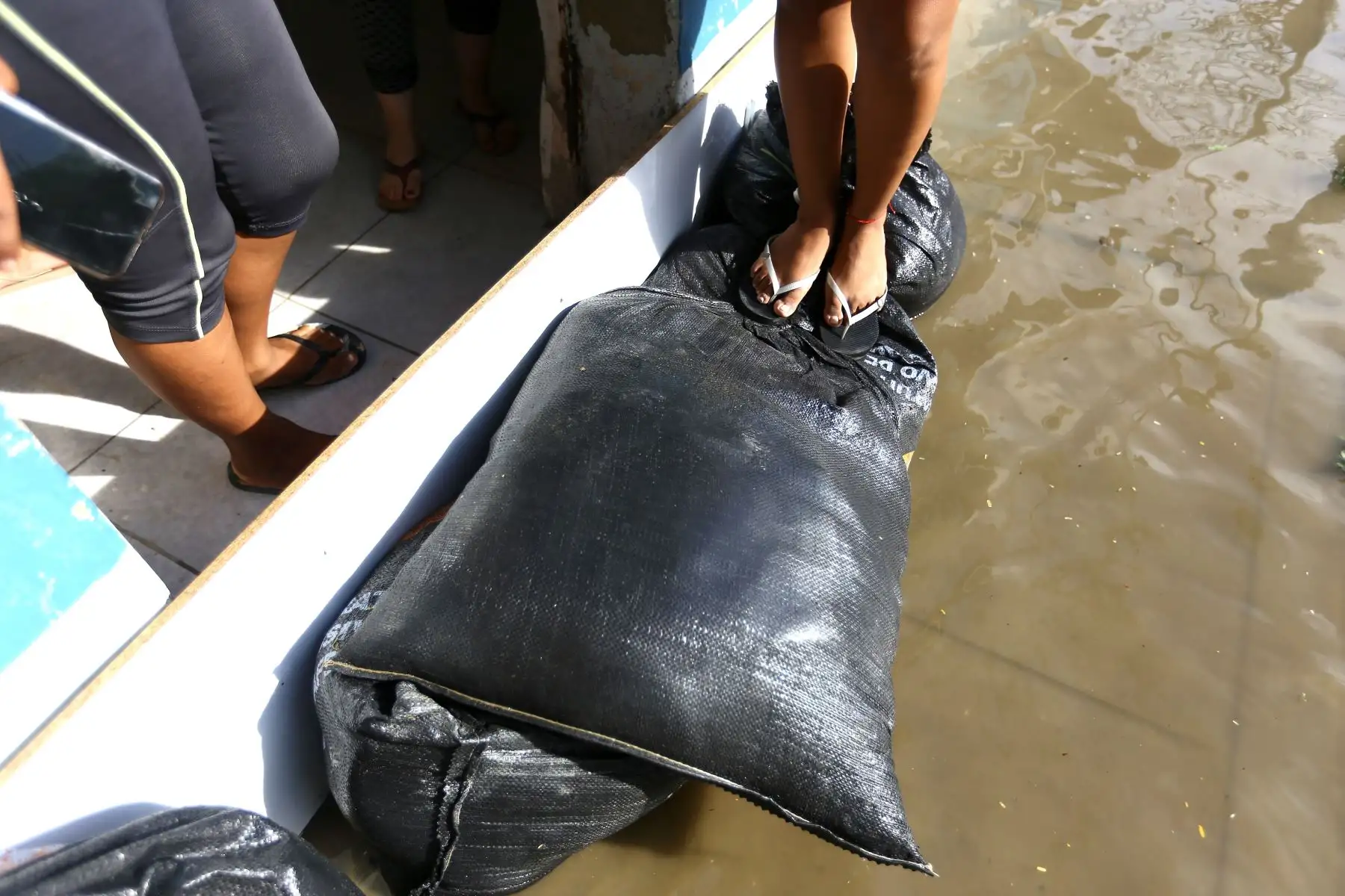 Una torrencial lluvia de una hora aproximadamente inundó las principales calles del Centro de Piura y Castilla. Los vecinos se vieron sorprendidos  por el incremento del caudal del Río Piura. Foto: ANDINA/Ricardo Cuba