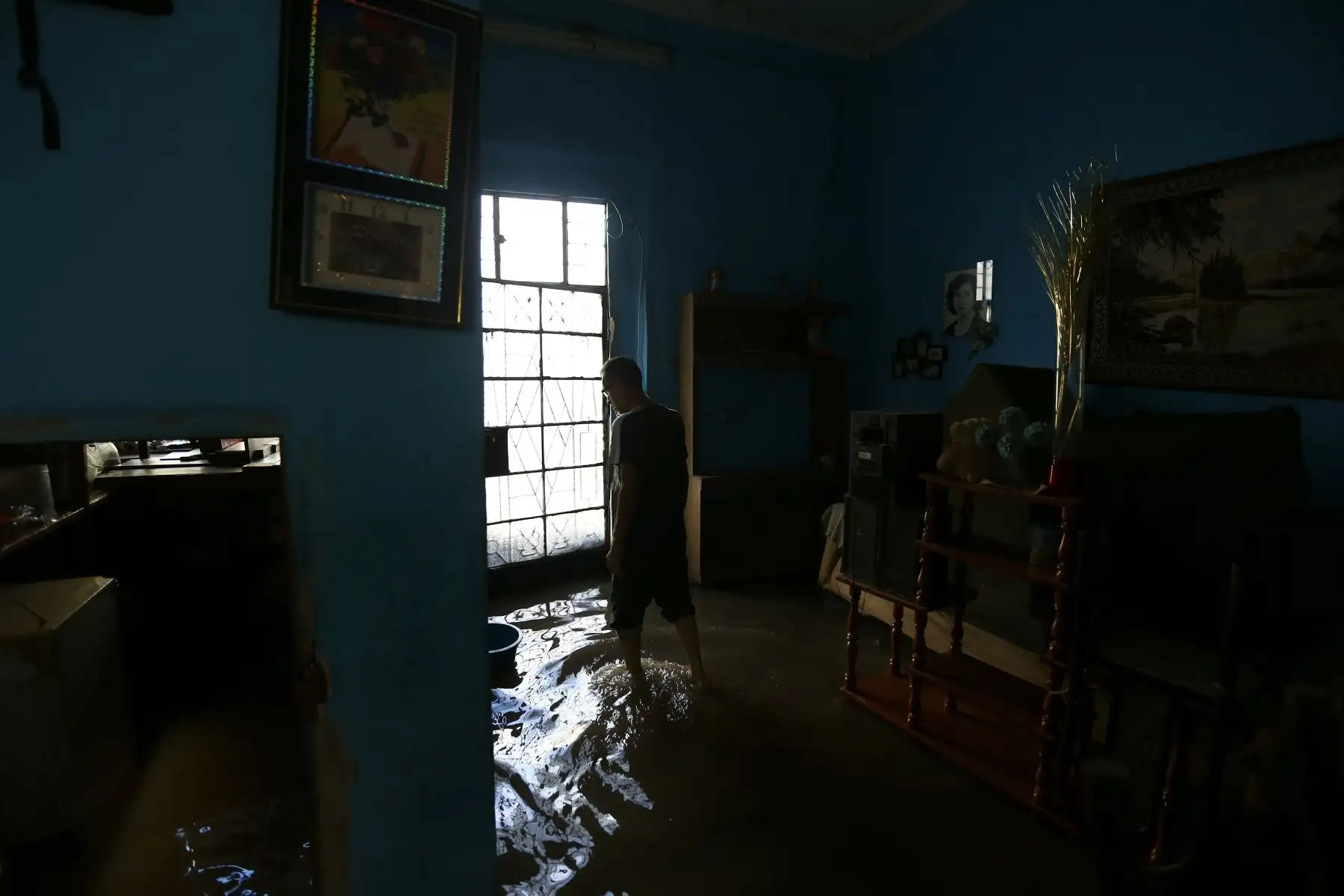 Una torrencial lluvia de una hora aproximadamente inundó las principales calles del Centro de Piura y Castilla. Los vecinos se vieron sorprendidos  por el incremento del caudal del Río Piura. Foto: ANDINA/Ricardo Cuba