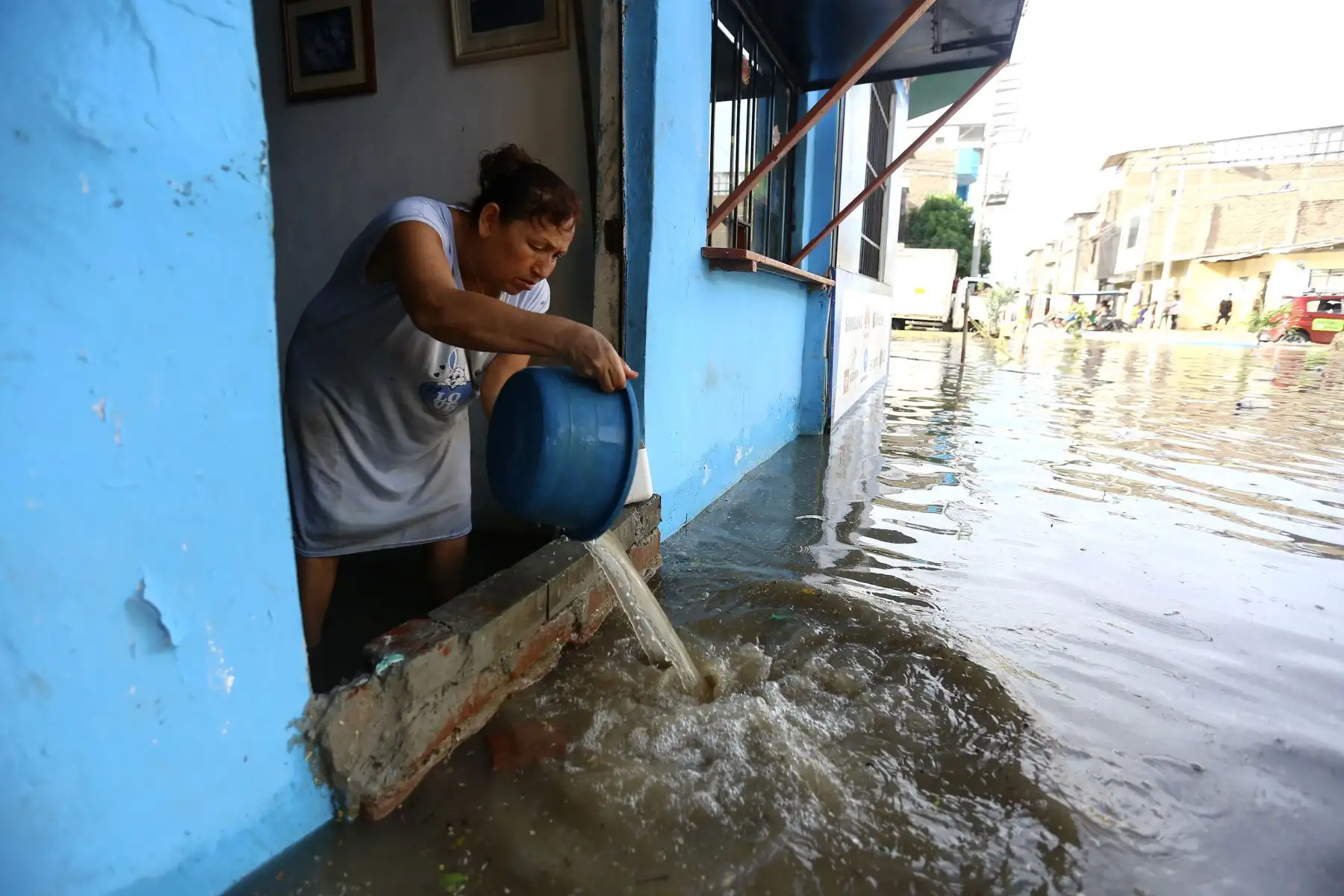 Una torrencial lluvia de una hora aproximadamente inundó las principales calles del Centro de Piura y Castilla. Los vecinos se vieron sorprendidos  por el incremento del caudal del Río Piura. Foto: ANDINA/Ricardo Cuba