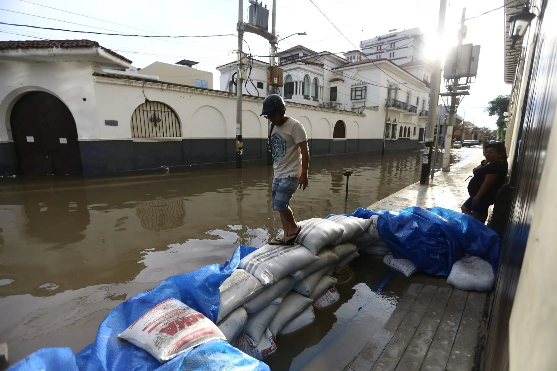 Una torrencial lluvia de una hora aproximadamente inundó las principales calles del Centro de Piura y Castilla. Los vecinos se vieron sorprendidos  por el incremento del caudal del Río Piura. Foto: ANDINA/Ricardo Cuba