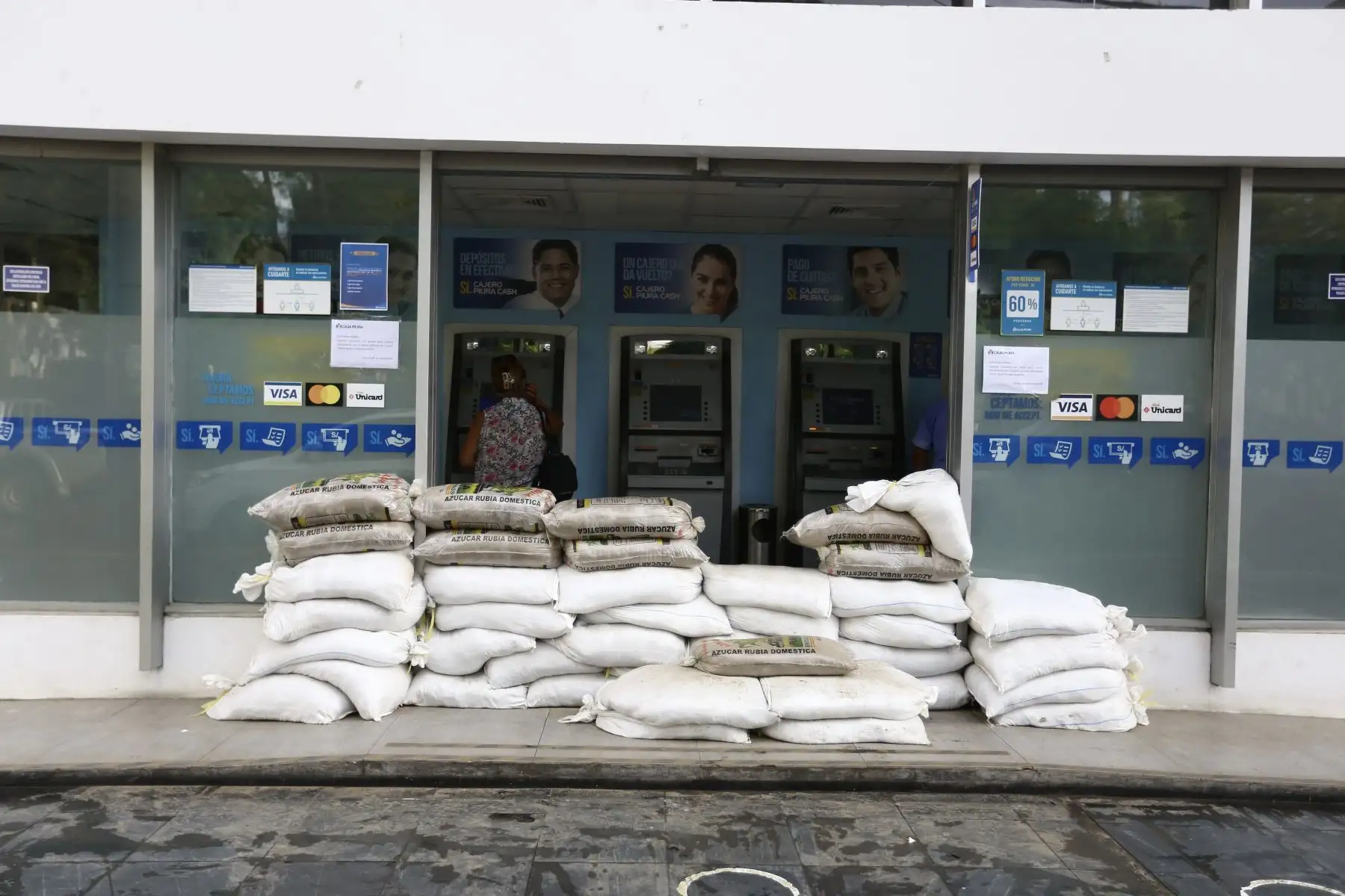 Una torrencial lluvia de una hora aproximadamente inundó las principales calles del Centro de Piura y Castilla. Los vecinos se vieron sorprendidos  por el incremento del caudal del Río Piura. Foto: ANDINA/Ricardo Cuba