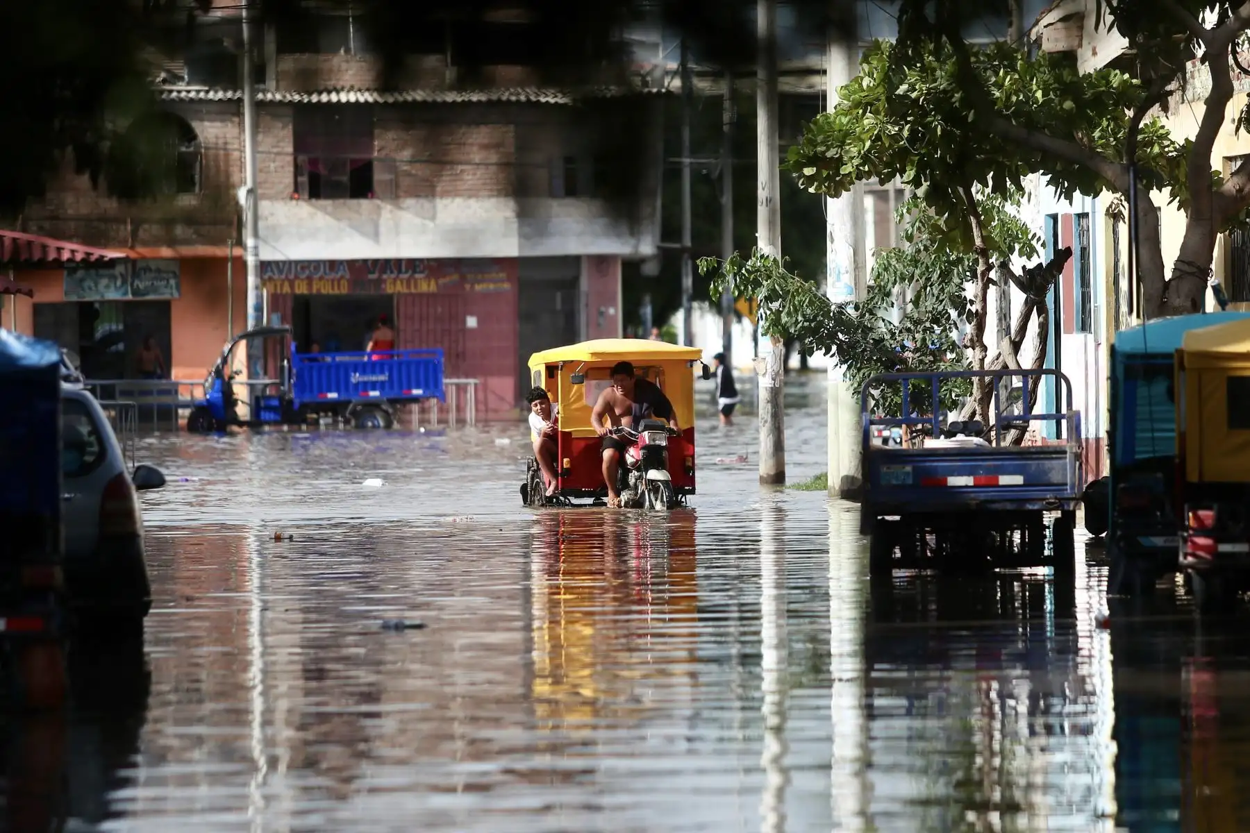 Una torrencial lluvia de una hora aproximadamente inundó las principales calles del Centro de Piura y Castilla. Los vecinos se vieron sorprendidos  por el incremento del caudal del Río Piura. Foto: ANDINA/Ricardo Cuba