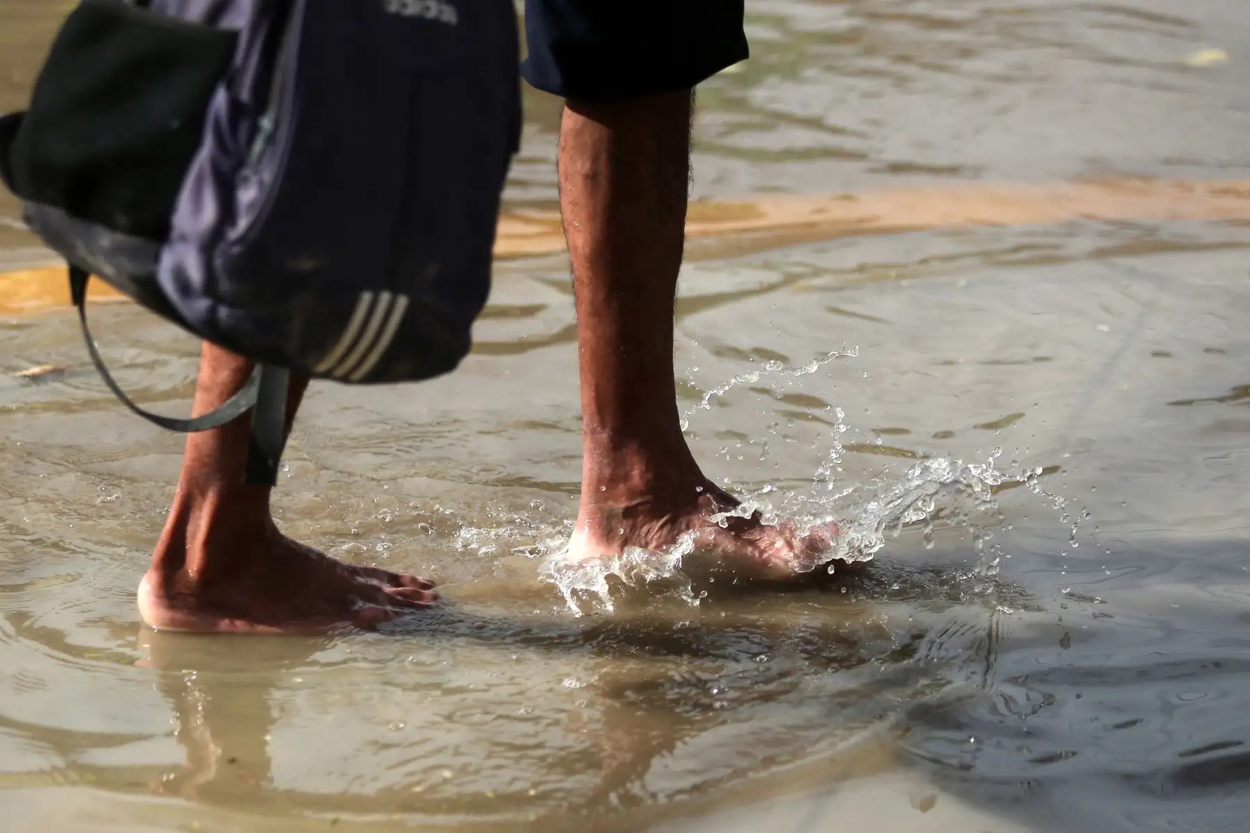 Una torrencial lluvia de una hora aproximadamente inundó las principales calles del Centro de Piura y Castilla. Los vecinos se vieron sorprendidos  por el incremento del caudal del Río Piura. Foto: ANDINA/Ricardo Cuba