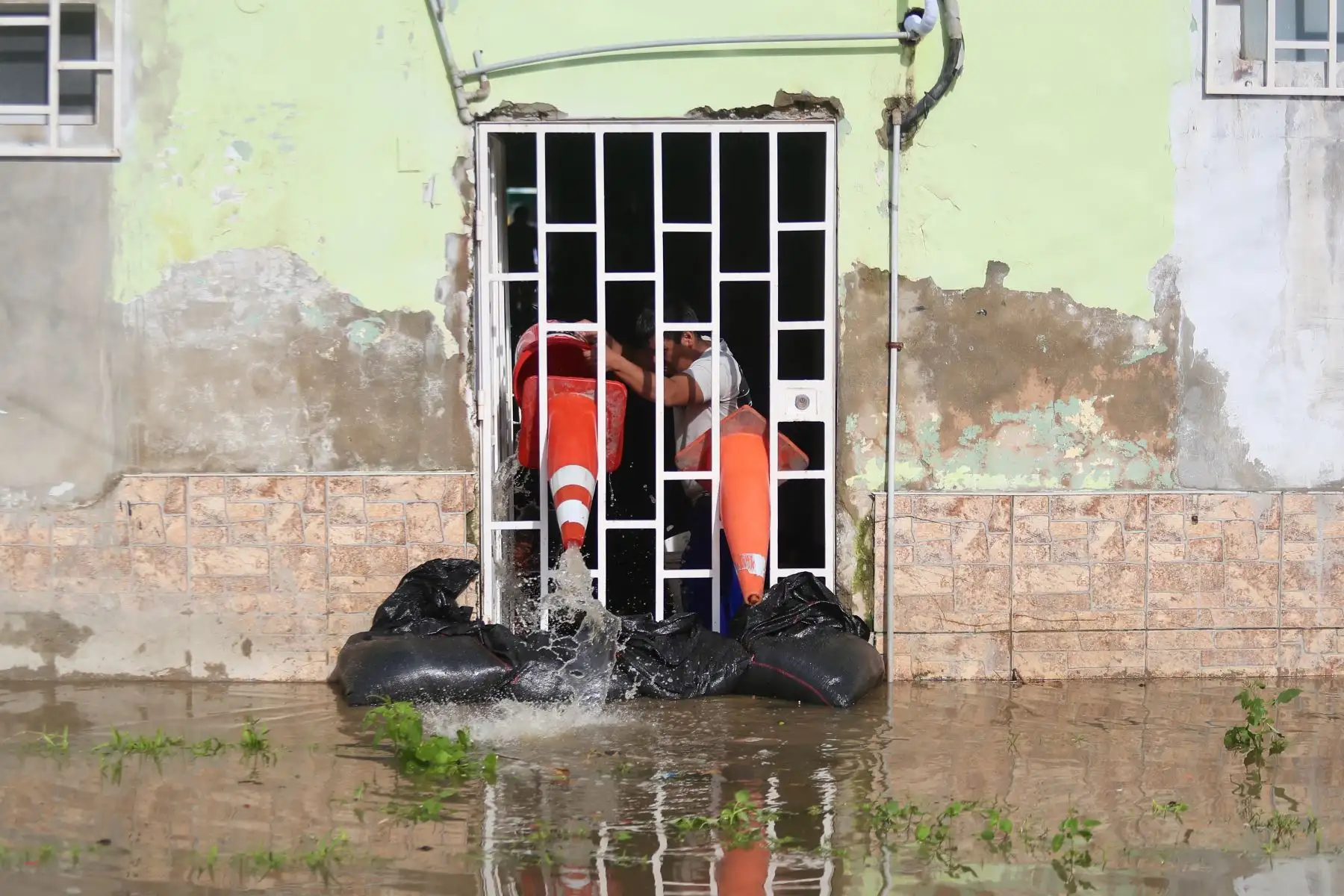 Una torrencial lluvia de una hora aproximadamente inundó las principales calles del Centro de Piura y Castilla. Los vecinos se vieron sorprendidos  por el incremento del caudal del Río Piura. Foto: ANDINA/Ricardo Cuba