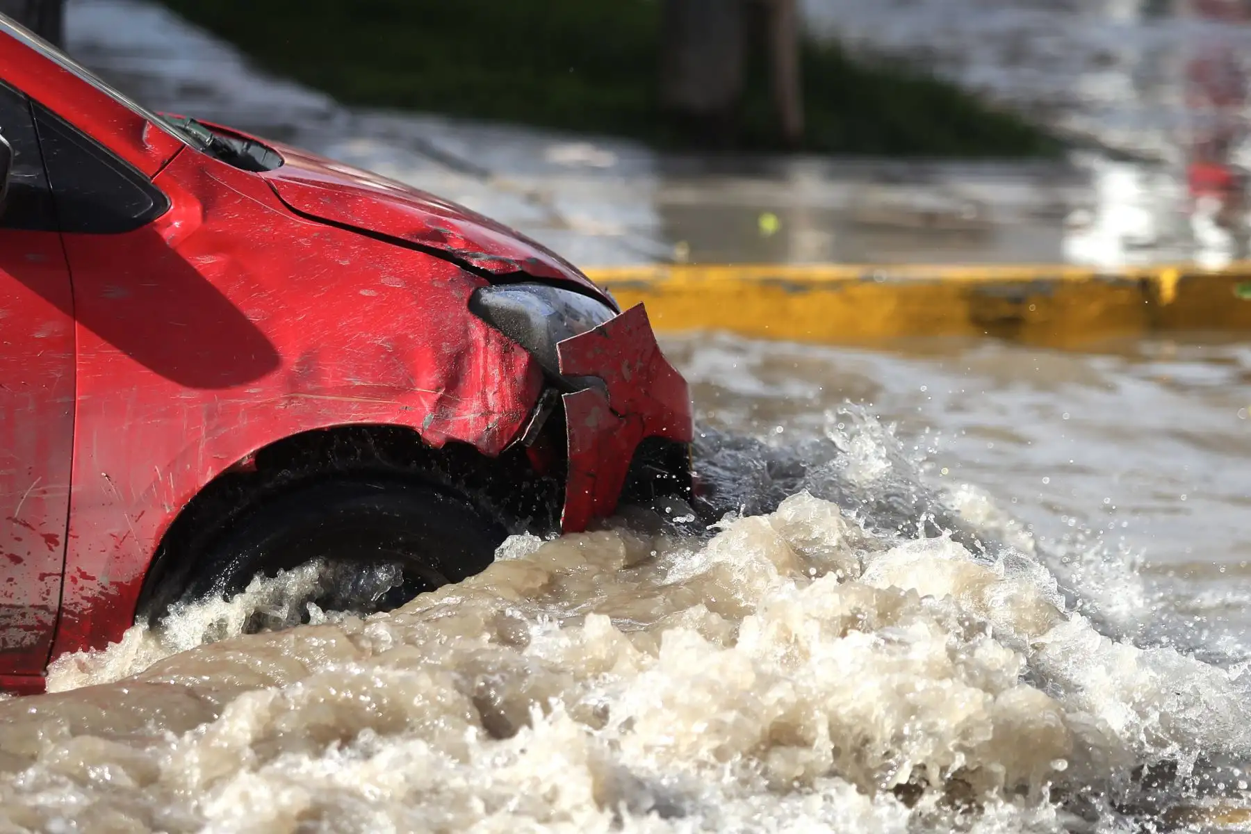 Una torrencial lluvia de una hora aproximadamente inundó las principales calles del Centro de Piura y Castilla. Los vecinos se vieron sorprendidos  por el incremento del caudal del Río Piura. Foto: ANDINA/Ricardo Cuba