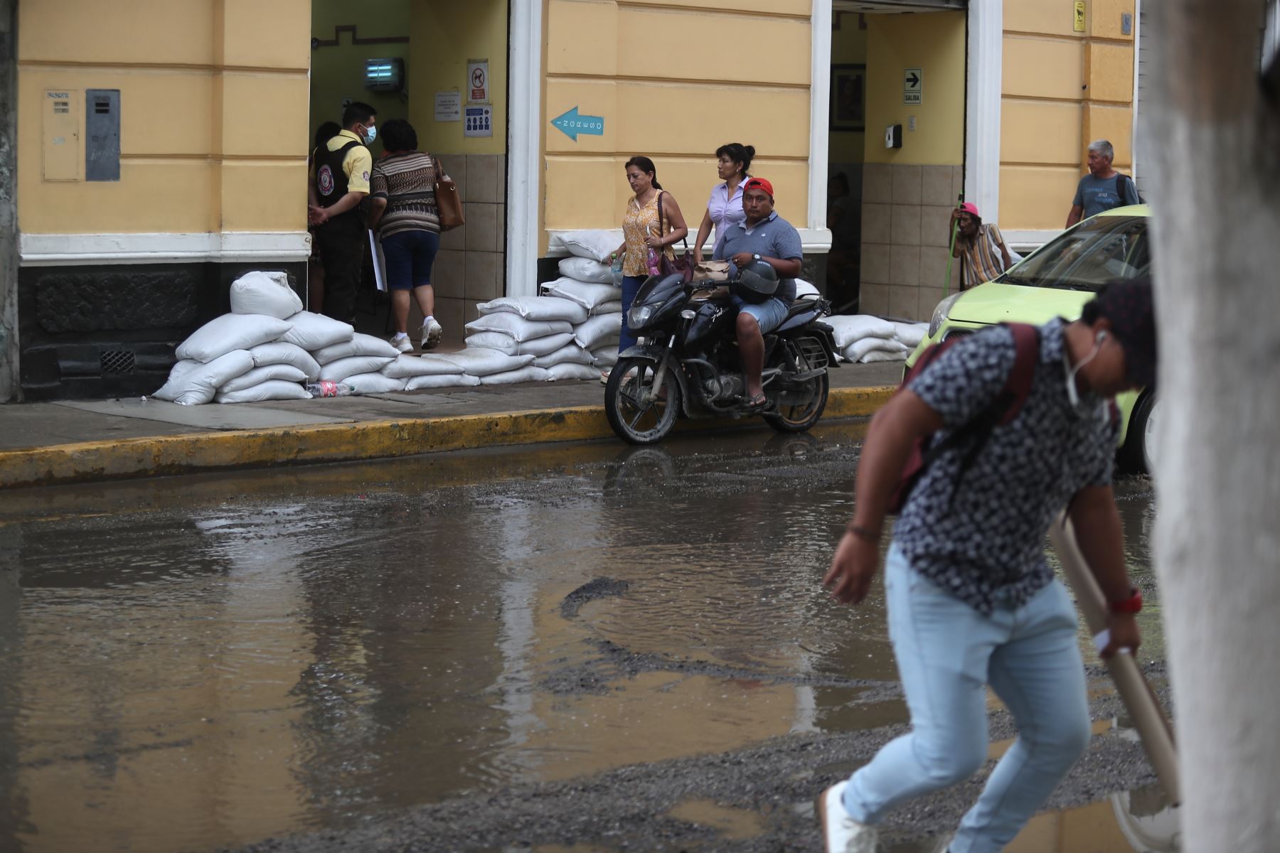 La población de Piura coloca sacos de arena para evitar que las lluvias y un eventual desborde del río Piura inunde sus viviendas. ANDINA/Ricardo Cuba
