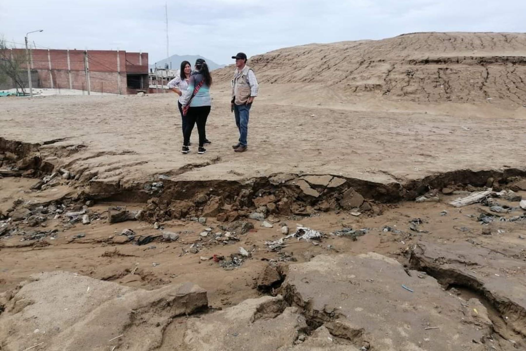 Las intensas lluvias han provocado grietas en la huaca San Pedro. Las autoridades locales han iniciado acciones de respuesta antes las intensas lluvias en Chimbote, región Áncash.