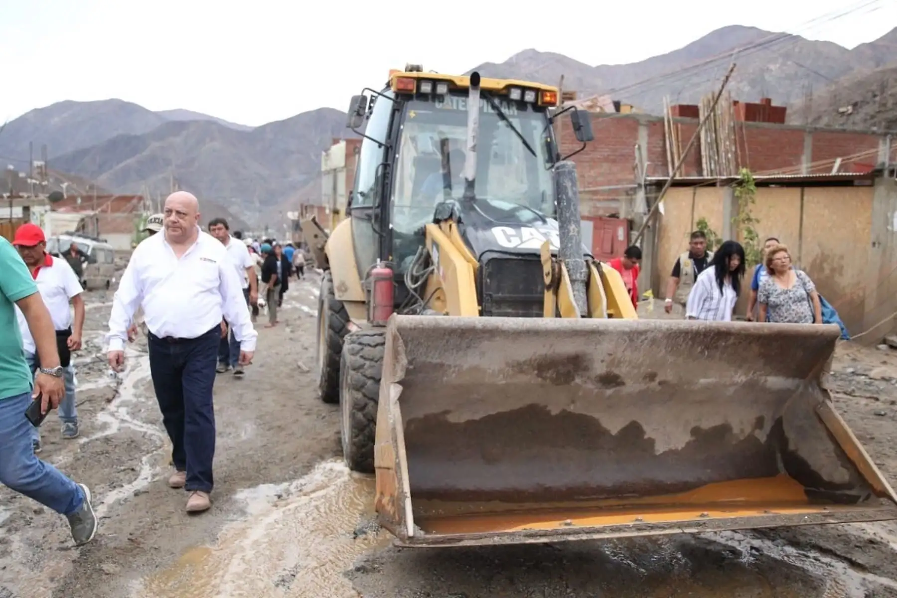 Ministro de Trabajo y Promoción del Empleo, Alfonso Adrianzén, inspecciona despeje de vías en la quebrada Río Seco en Cieneguilla, afectada por un huaico. Foto: Cortesía.