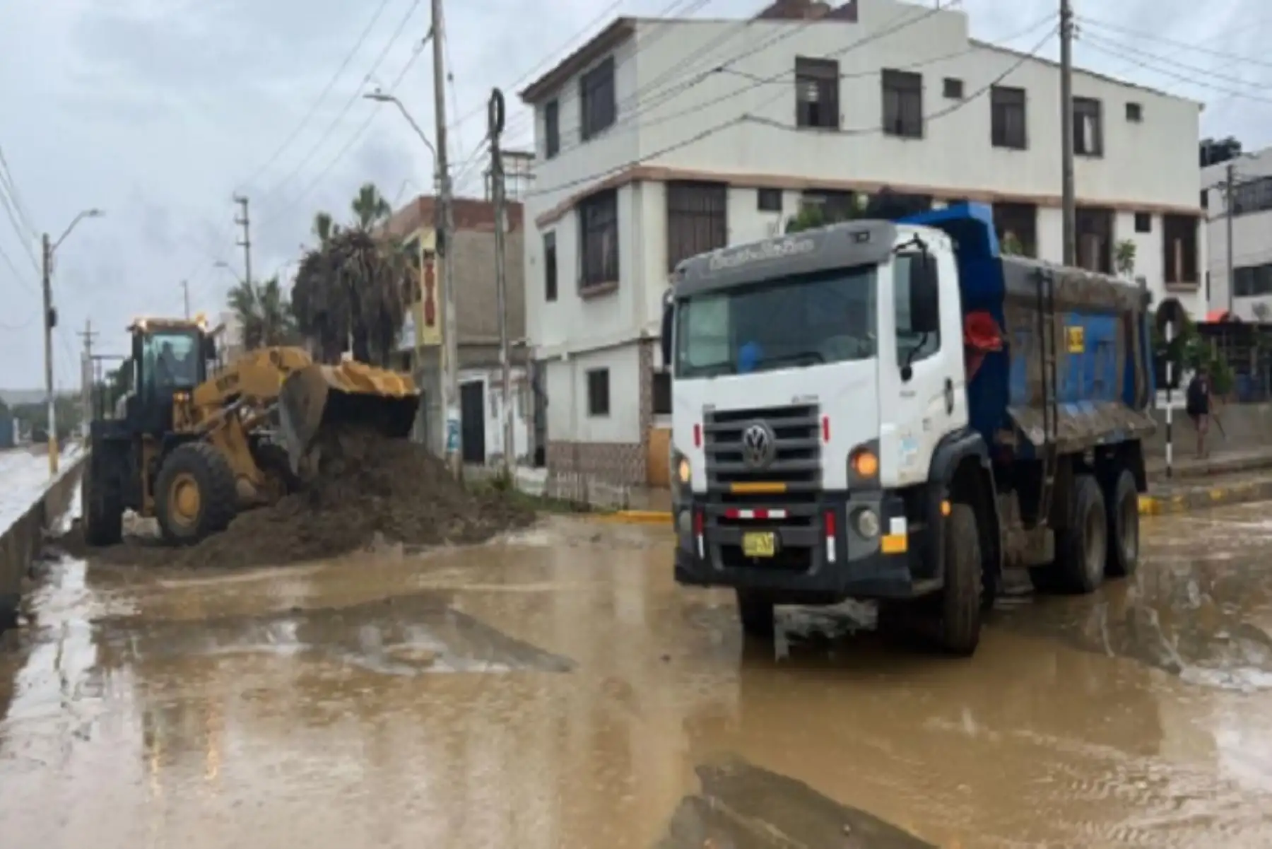Petroperú apoya con maquinaria pesada y personal especializado contratado para retirar el agua y el lodo acumulados en las vías principales de Talara.