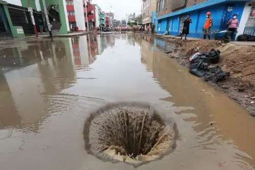 Usar los desagües para drenar el agua de lluvia empozada puede originar el colapso del sistema de alcantarillado. Foto: Sunass/Difusión.