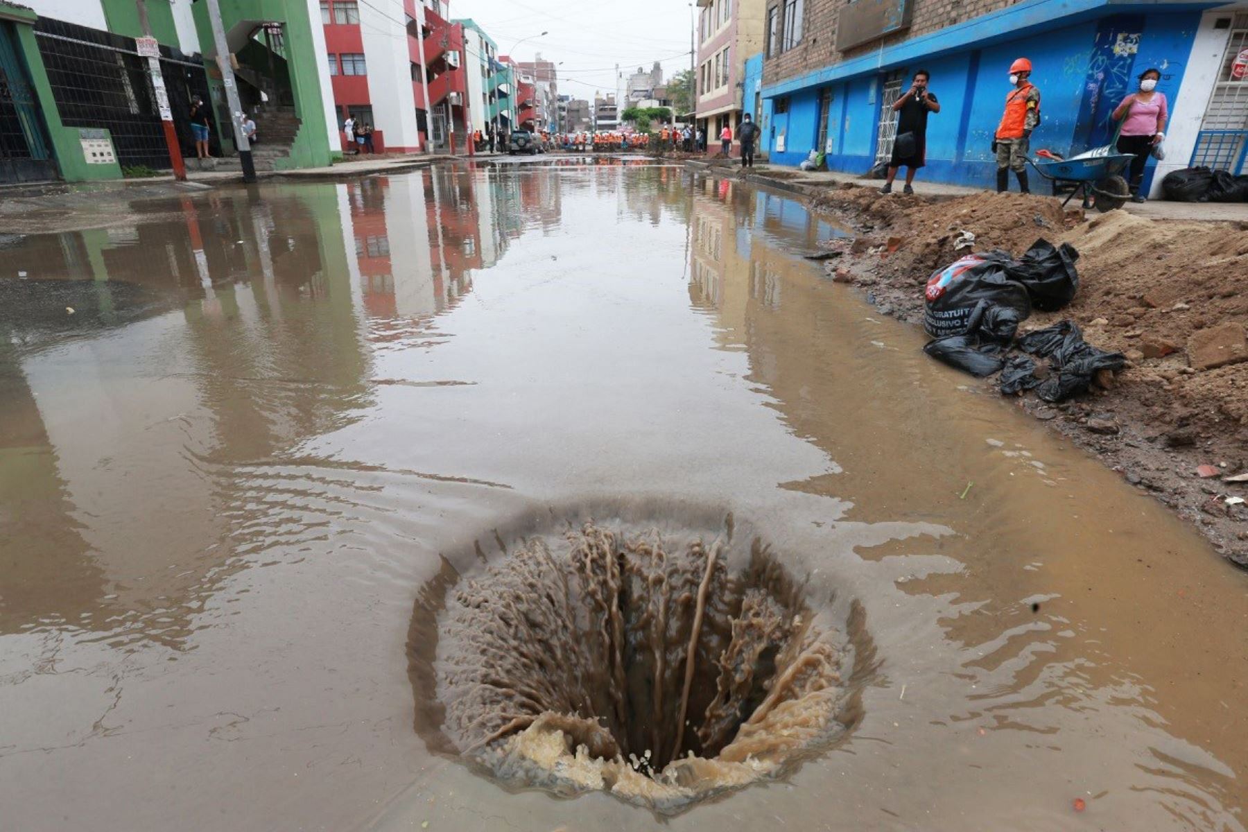 Usar los desagües para drenar el agua de lluvia empozada puede orignar el colapso del sistema de alcantarillado, advirtió la Sunass. Foto: Sunass/Difusión.