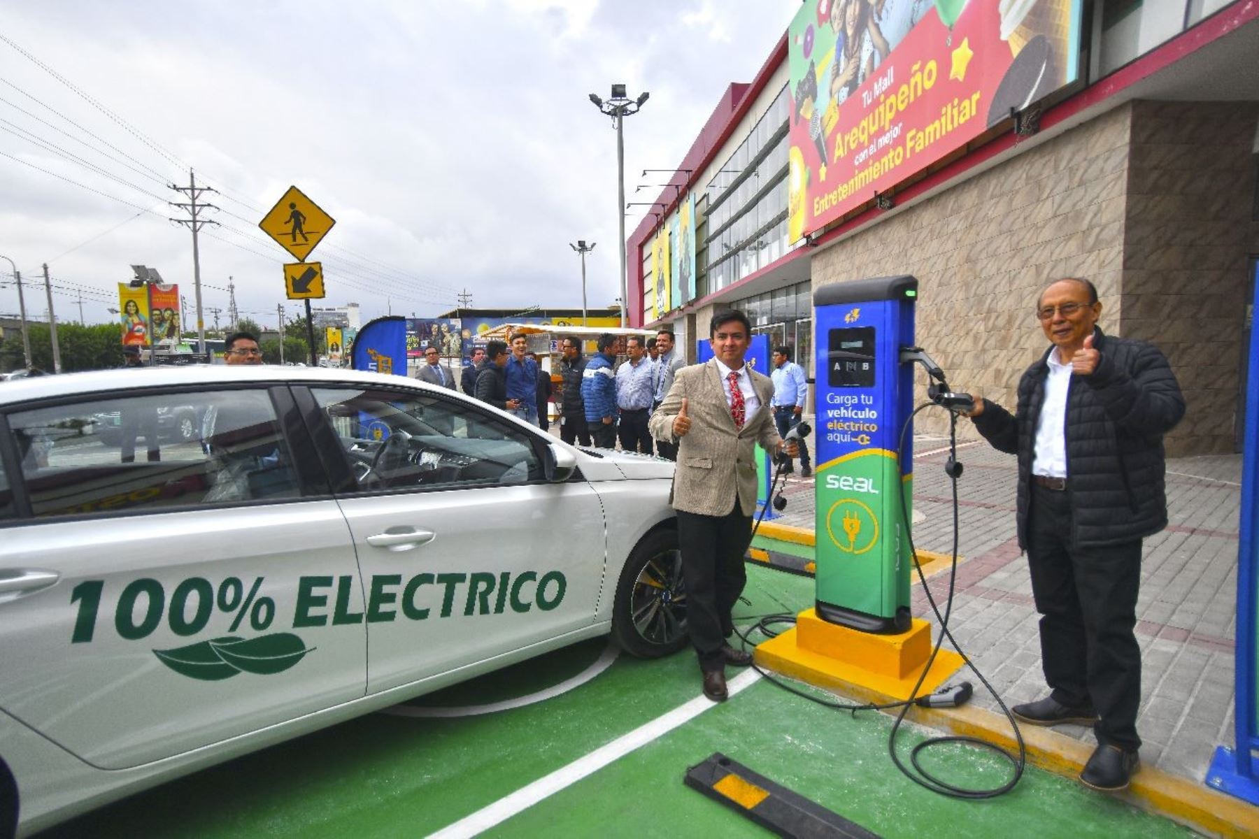 Viceministro de Electricidad, Jaime Luyo Kuong, participó en la inauguración de tres puntos de recarga para vehículos eléctricos en Arequipa. Foto: cortesía.