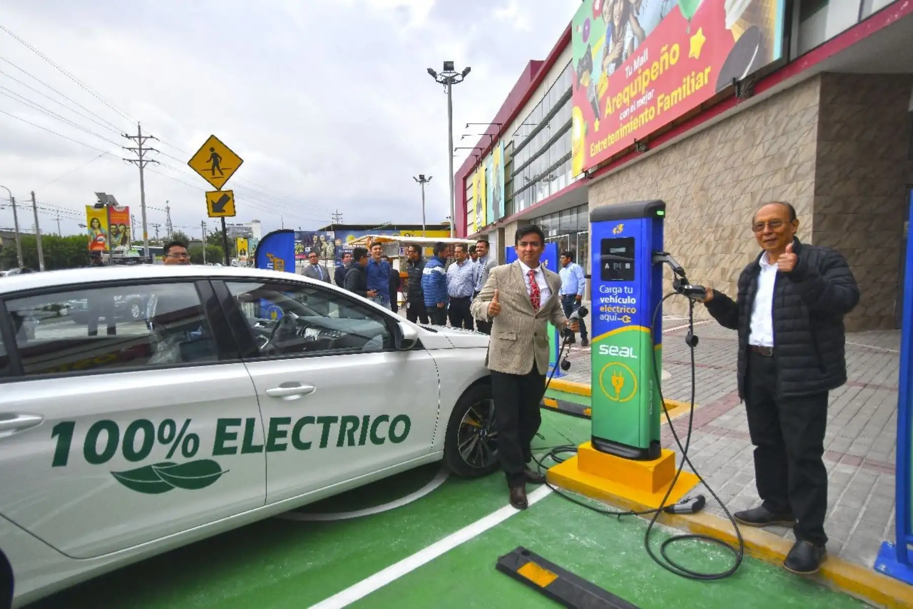 Viceministro de Electricidad, Jaime Luyo Kuong, participó en la inauguración de tres puntos de recarga para vehículos eléctricos en Arequipa. Foto: cortesía.