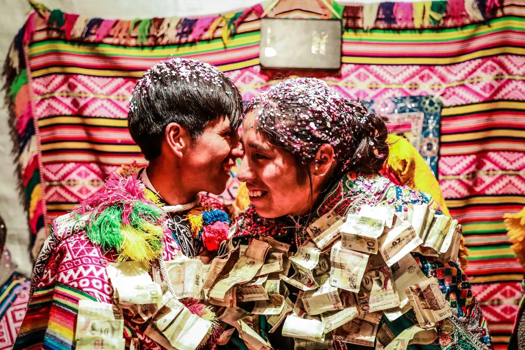 Kasarakuy: una de esas tradiciones es el Kasarukuy (vocablo quechua que significa "matrimoniarse"). Esta fiesta se celebra solo en agosto y coincide con otros festejos como: Miska Churay, Wasichakuy y la ofrenda a la Pachamama. Por este motivo los jóvenes esperan hasta el octavo mes del año para formalizar su relación, a la manera como lo hicieron sus padres y los padres de sus padres. Foto: ANDINA/ Carlos Lezama Villantoy