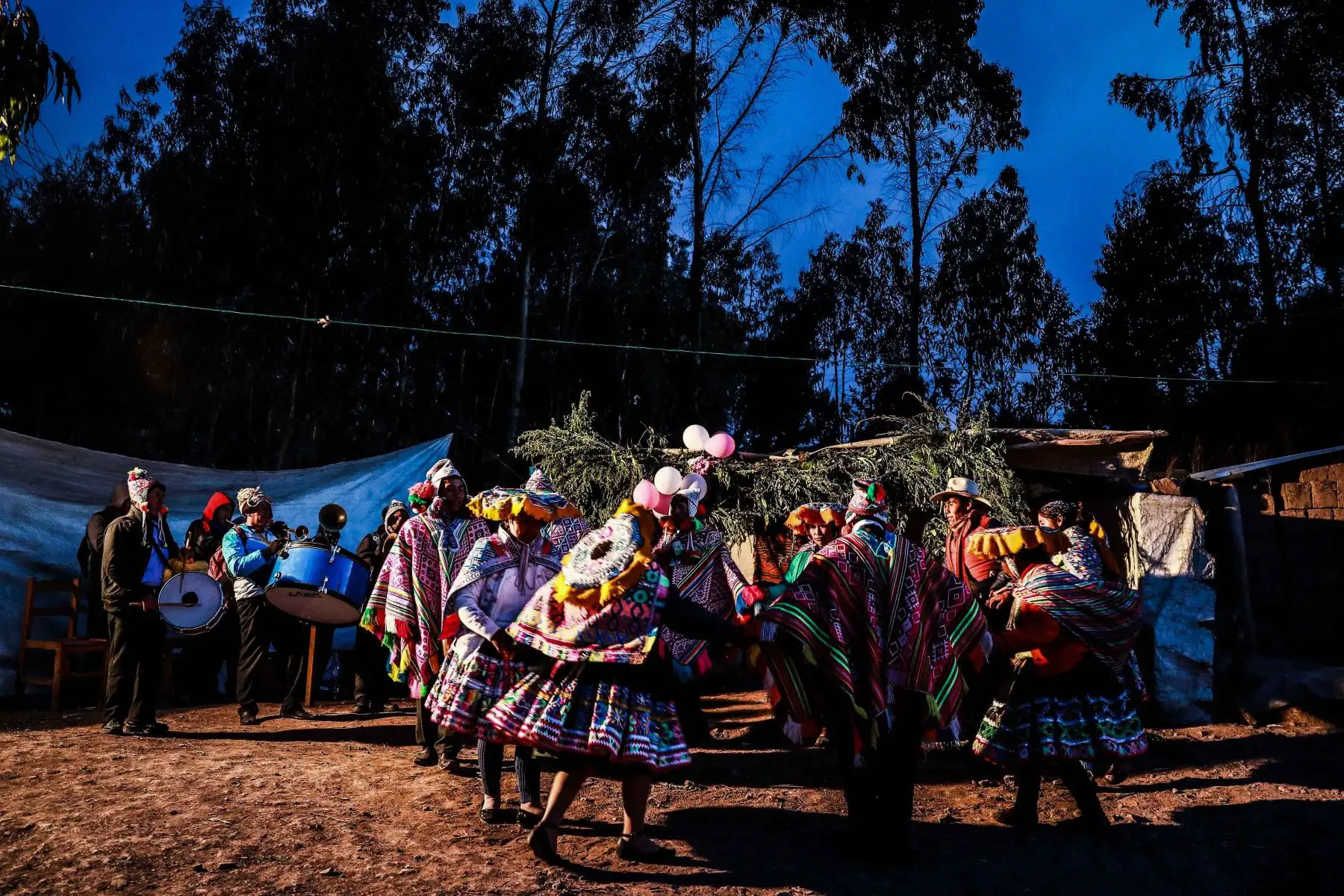 Kasarakuy: una de esas tradiciones es el Kasarukuy (vocablo quechua que significa "matrimoniarse"). Esta fiesta se celebra solo en agosto y coincide con otros festejos como: Miska Churay, Wasichakuy y la ofrenda a la Pachamama. Por este motivo los jóvenes esperan hasta el octavo mes del año para formalizar su relación, a la manera como lo hicieron sus padres y los padres de sus padres. Foto: ANDINA/ Carlos Lezama Villantoy