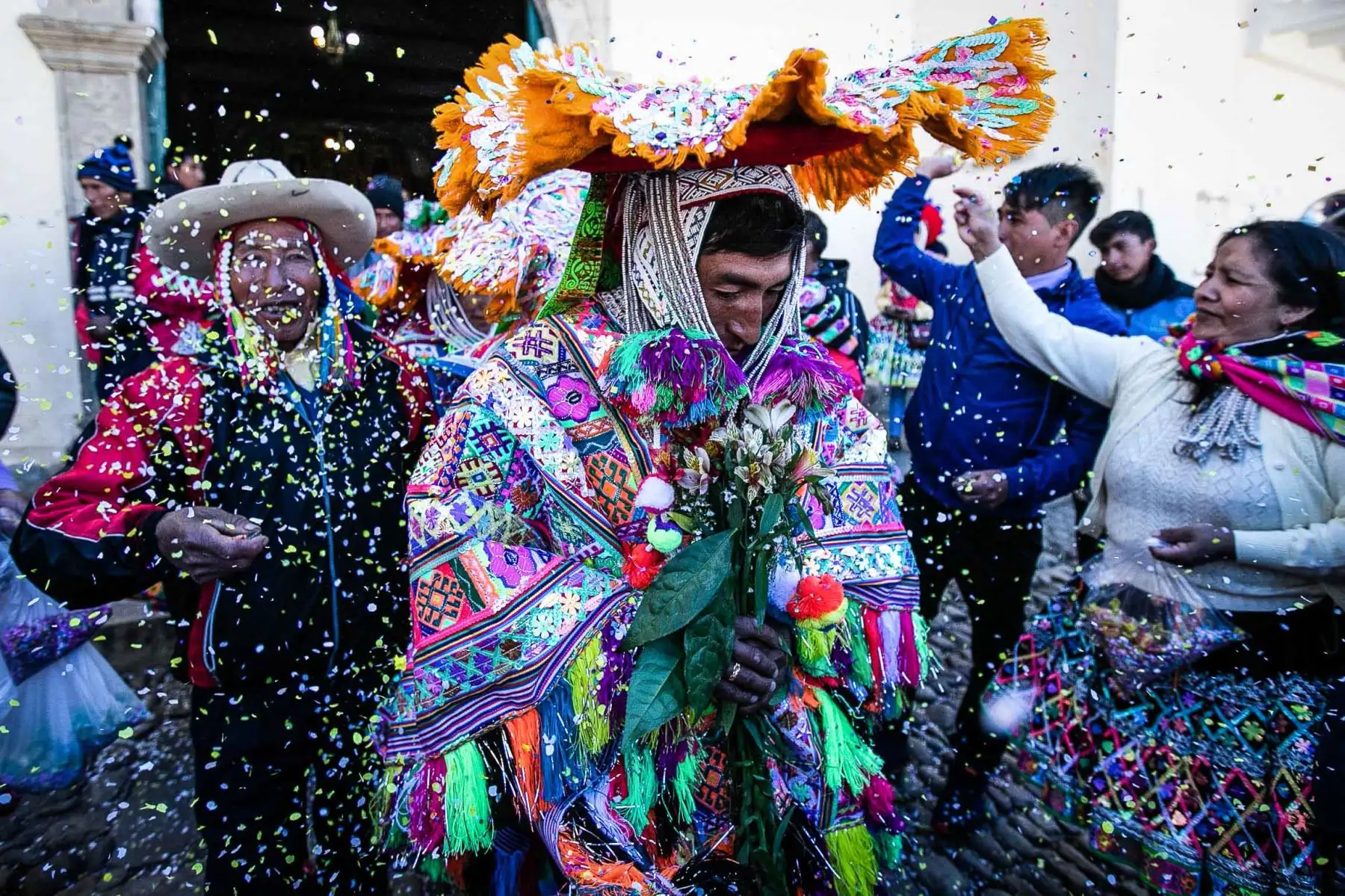 Matrimonio en Ccarhuayo Quispicanchi: Emiliano Quispe Quispe  y Yaneth Quispe Mamani, vestidos con sus coloridos trajes tradicionales Cuzqueños de Quispicanchi ,se dieron el sí para siempre en la bella iglesia Santiago Apóstol de Ocongate.  Foto: ANDINA/ Carlos Lezama Villantoy