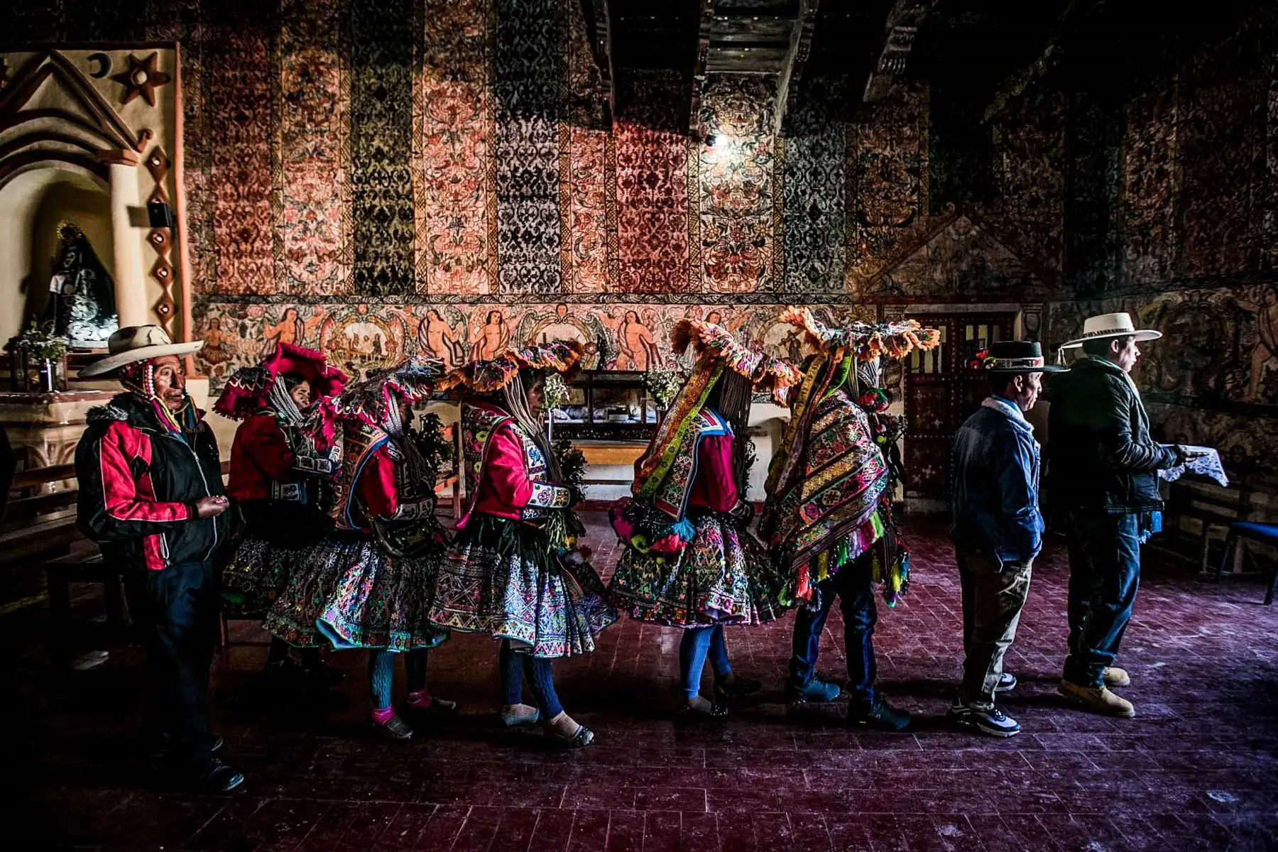 Matrimonio en Ccarhuayo Quispicanchi: Emiliano Quispe Quispe  y Yaneth Quispe Mamani, vestidos con sus coloridos trajes tradicionales Cuzqueños de Quispicanchi ,se dieron el sí para siempre en la bella iglesia Santiago Apóstol de Ocongate.  Foto: ANDINA/ Carlos Lezama Villantoy